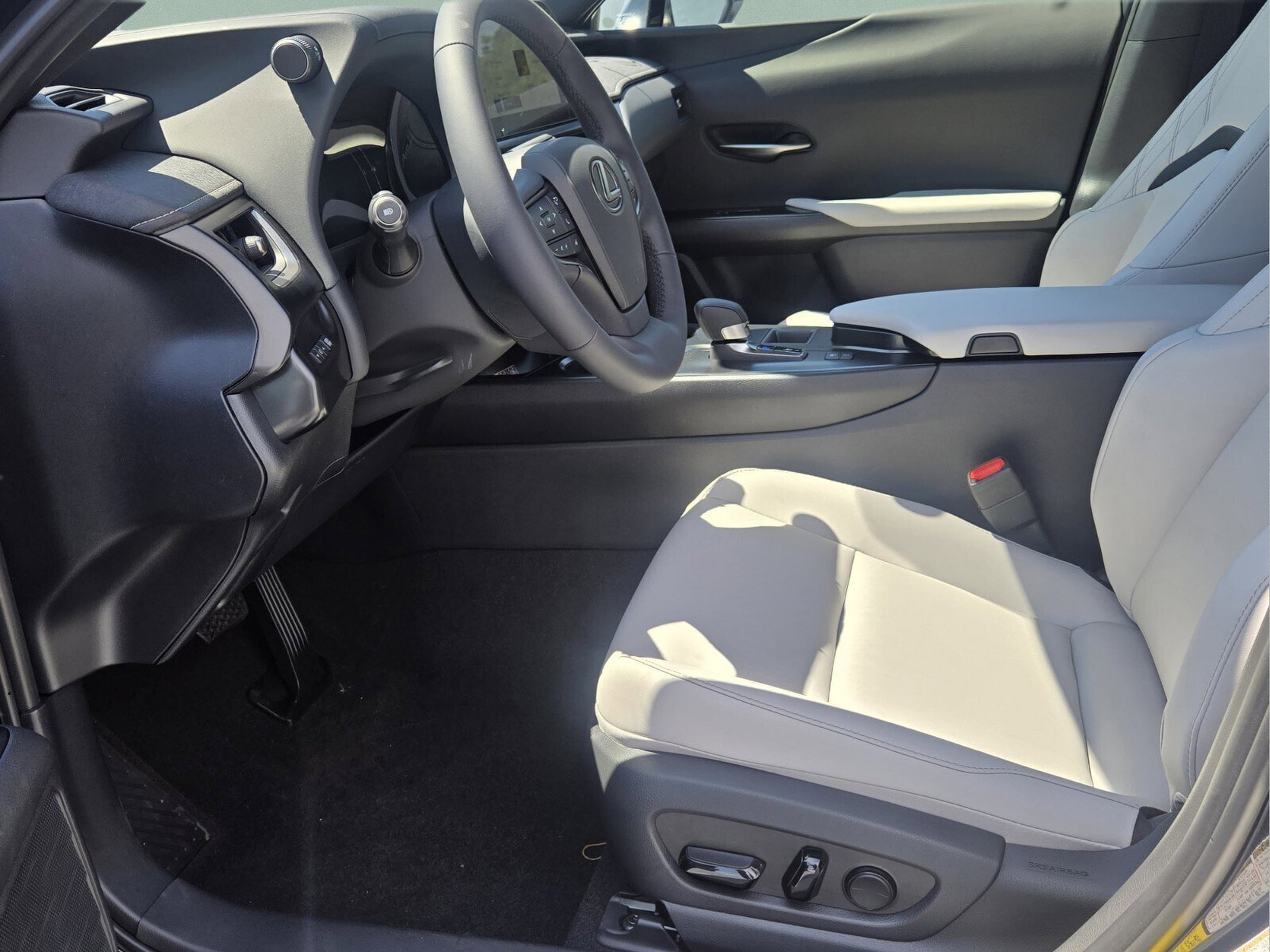 2026 Lexus UX Hybrid 300h - Photo 10