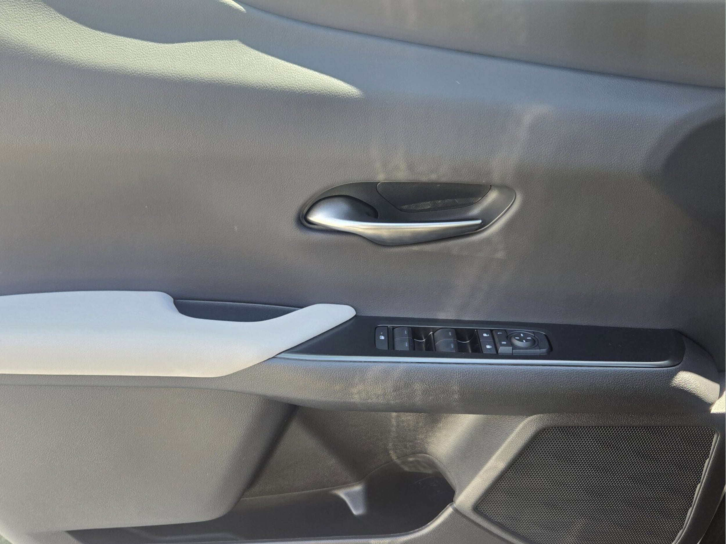 2026 Lexus UX Hybrid 300h - Photo 28