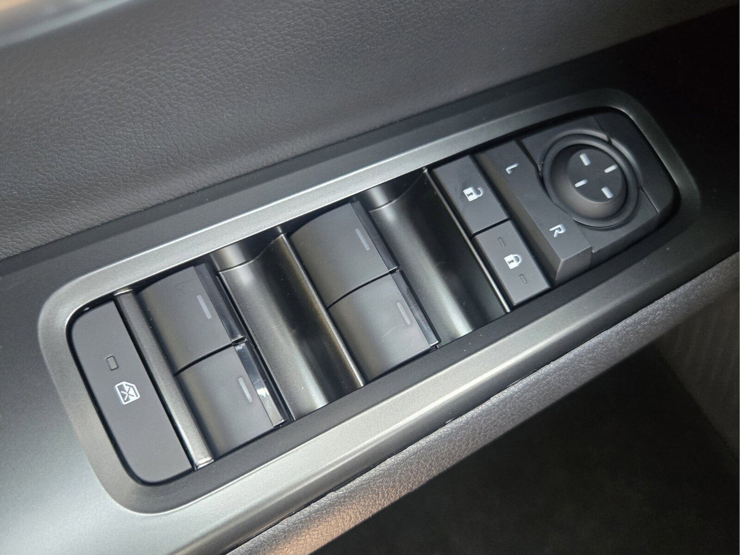 2026 Lexus UX Hybrid 300h - Photo 29