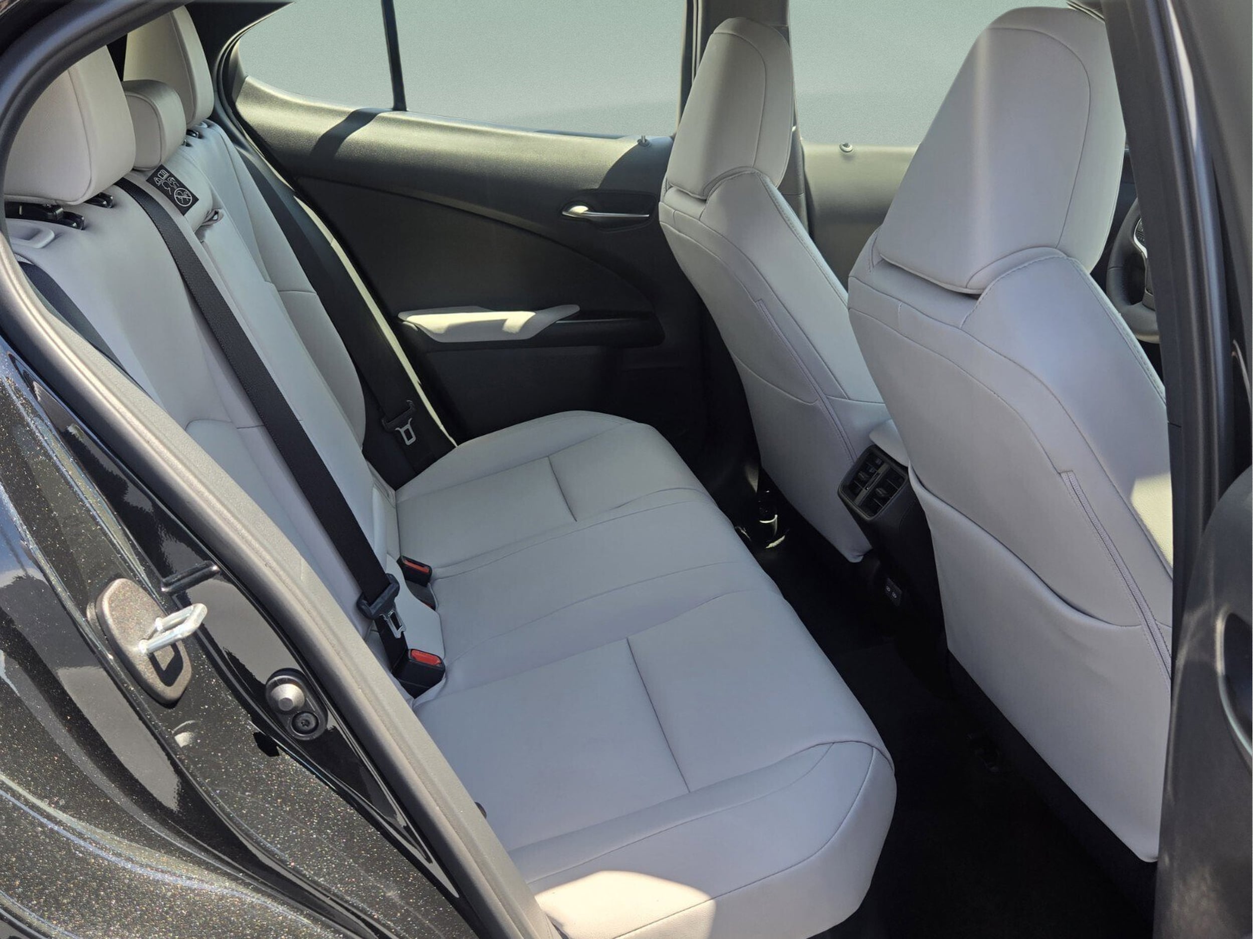 2026 Lexus UX Hybrid 300h - Photo 14