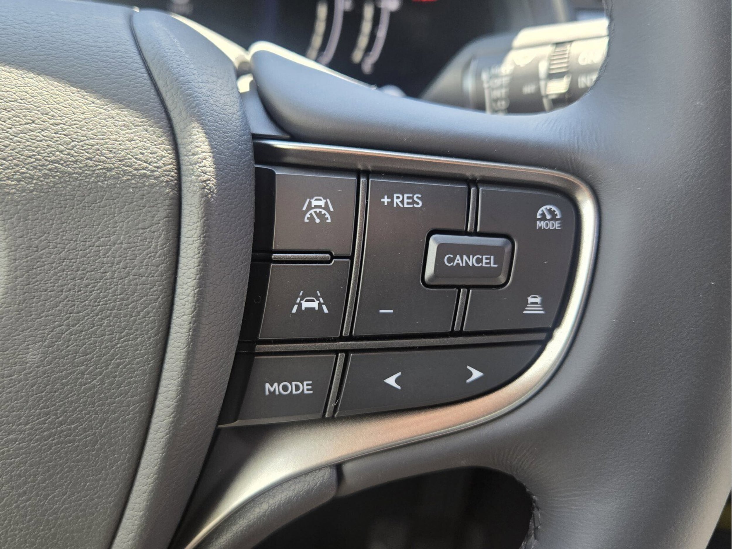2026 Lexus UX Hybrid 300h - Photo 24