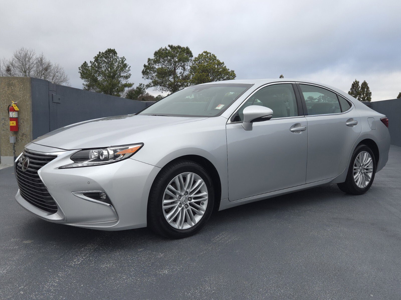 2017 Lexus ES 350's photo