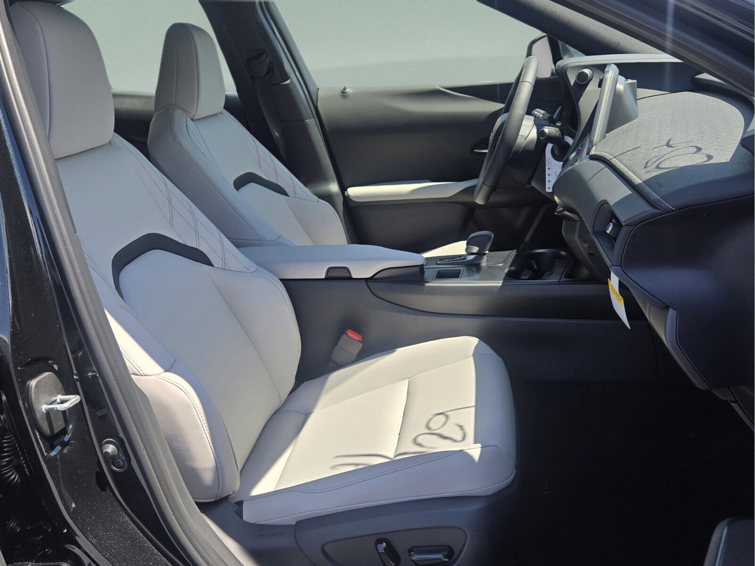 2026 Lexus UX Hybrid 300h - Photo 15