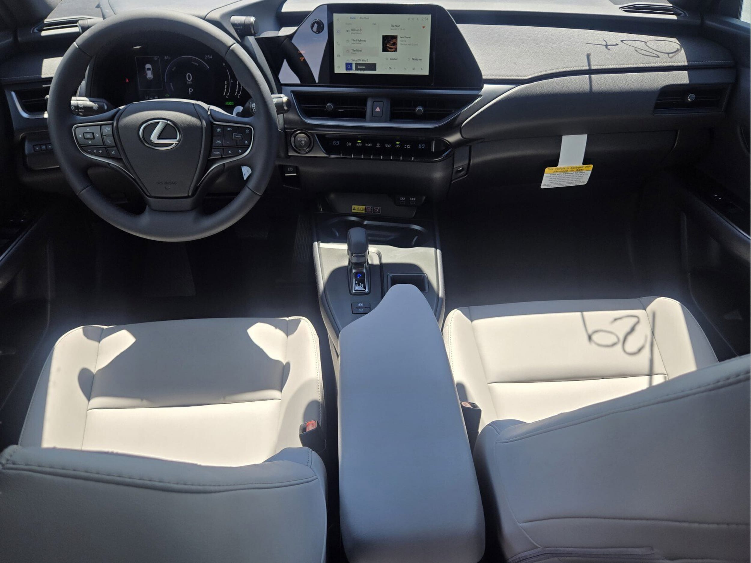 2026 Lexus UX Hybrid 300h - Photo 12