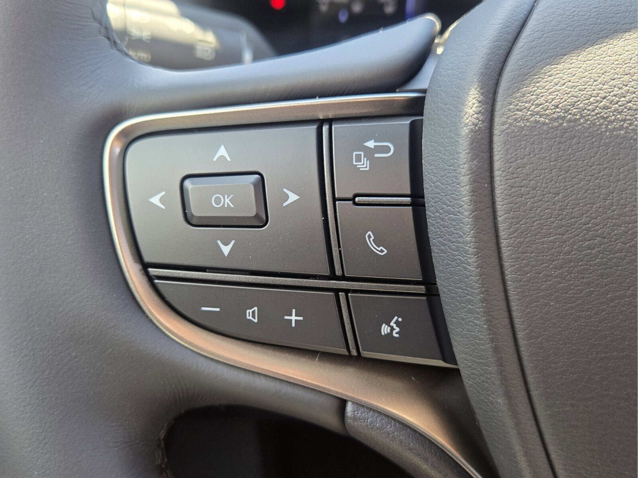 2026 Lexus UX Hybrid 300h - Photo 23
