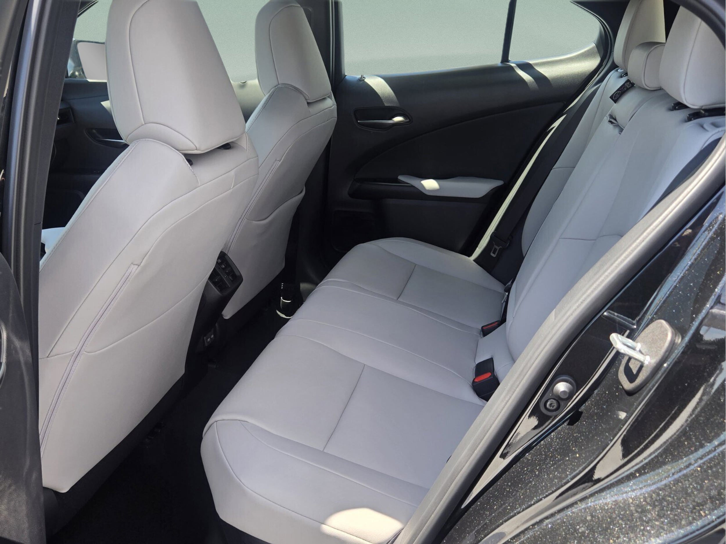 2026 Lexus UX Hybrid 300h - Photo 11