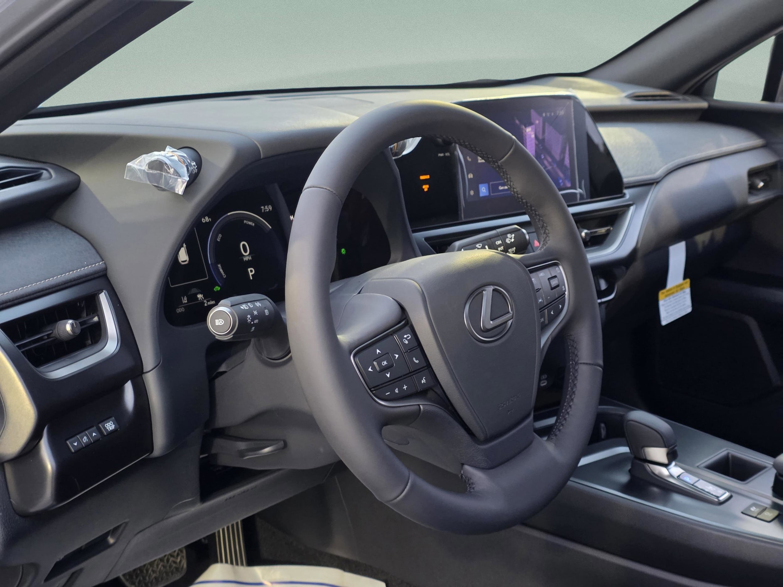 2026 Lexus UX Hybrid 300h - Photo 11