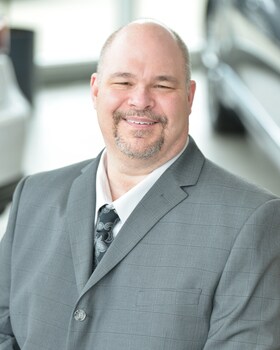 Staff member Sam Simmons from ID_b4cbf0b3bc04