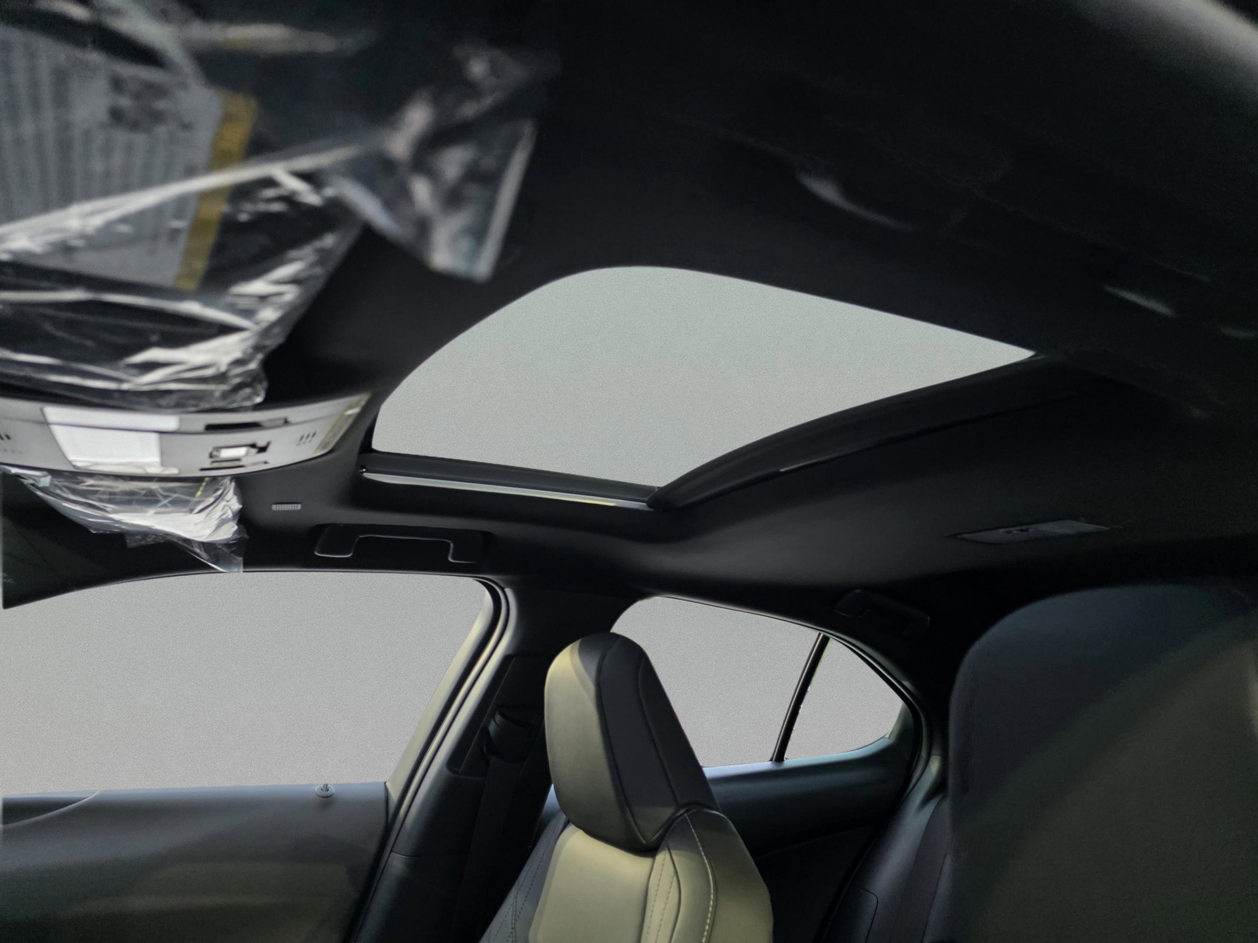 2026 Lexus UX Hybrid 300h - Photo 14