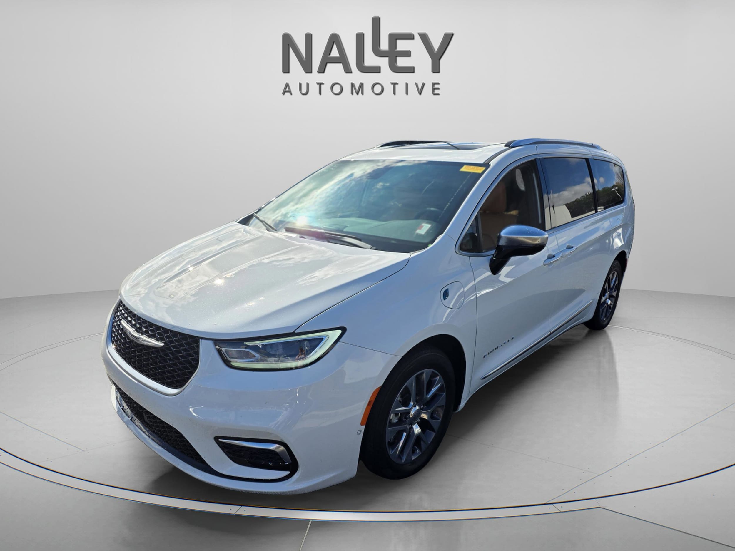 2023 Chrysler Pacifica Hybrid Pinnacle's photo