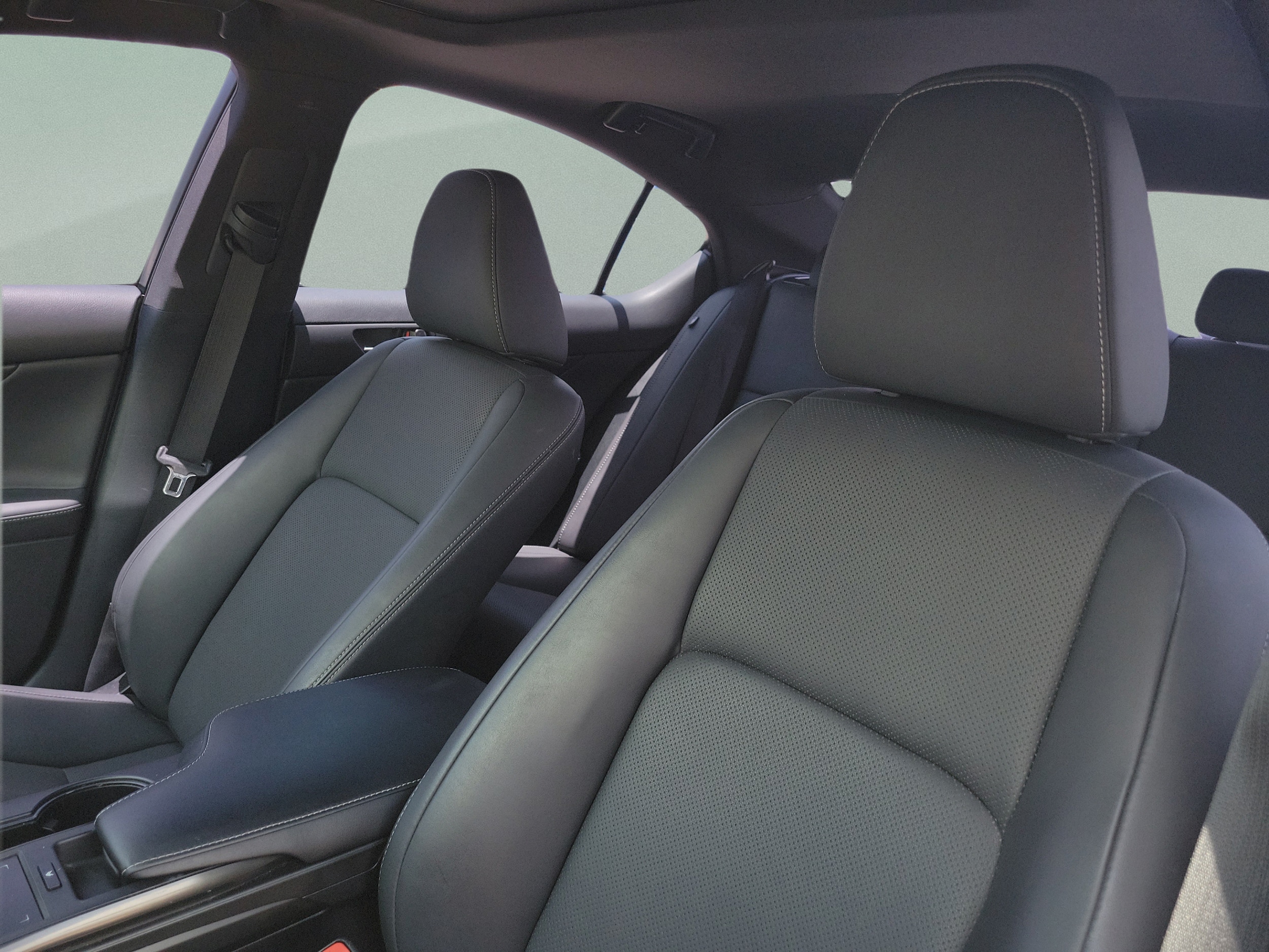 2024 Lexus IS 300 - Photo 18