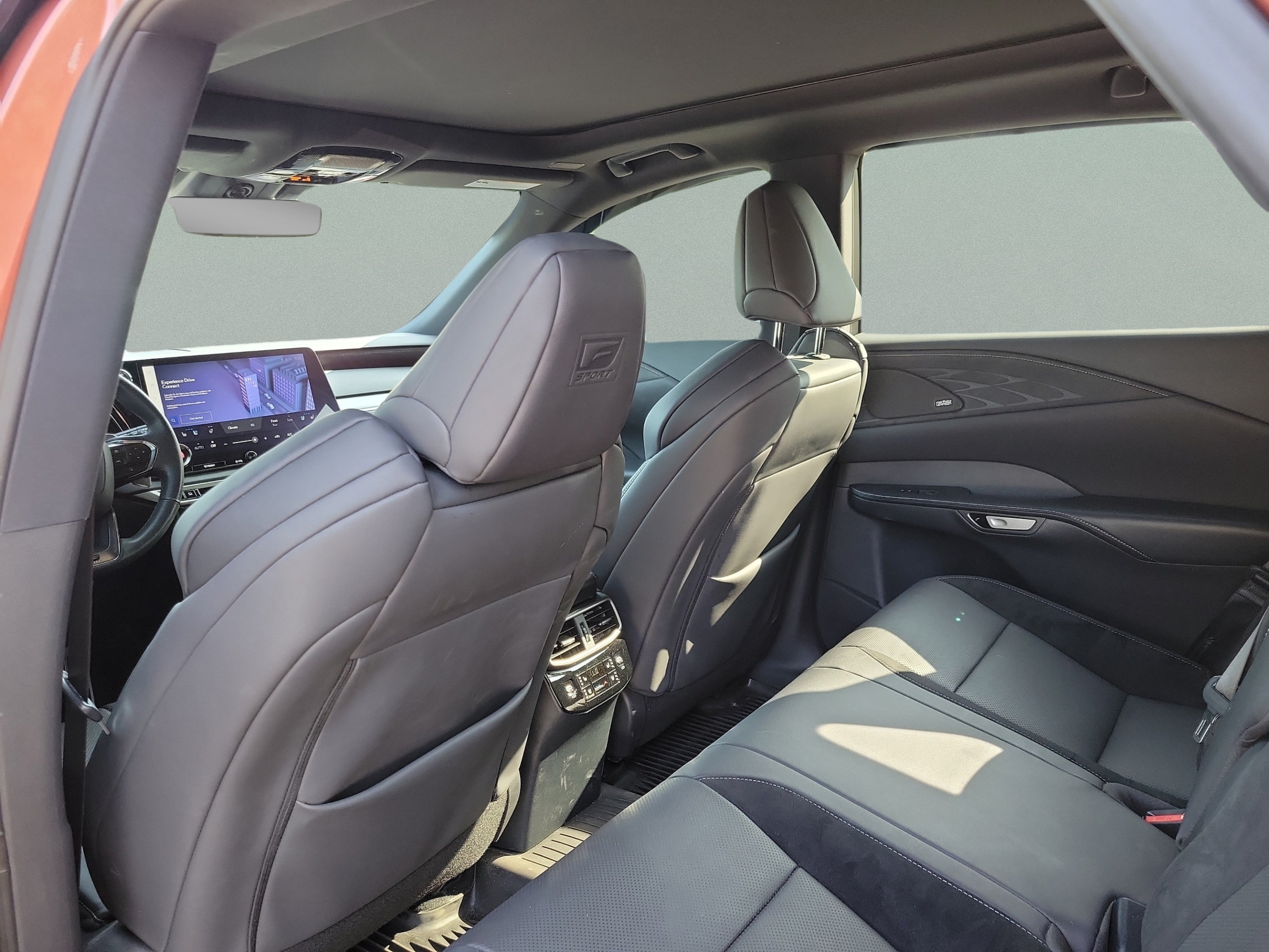 2023 Lexus RX Hybrid 500h - Photo 23