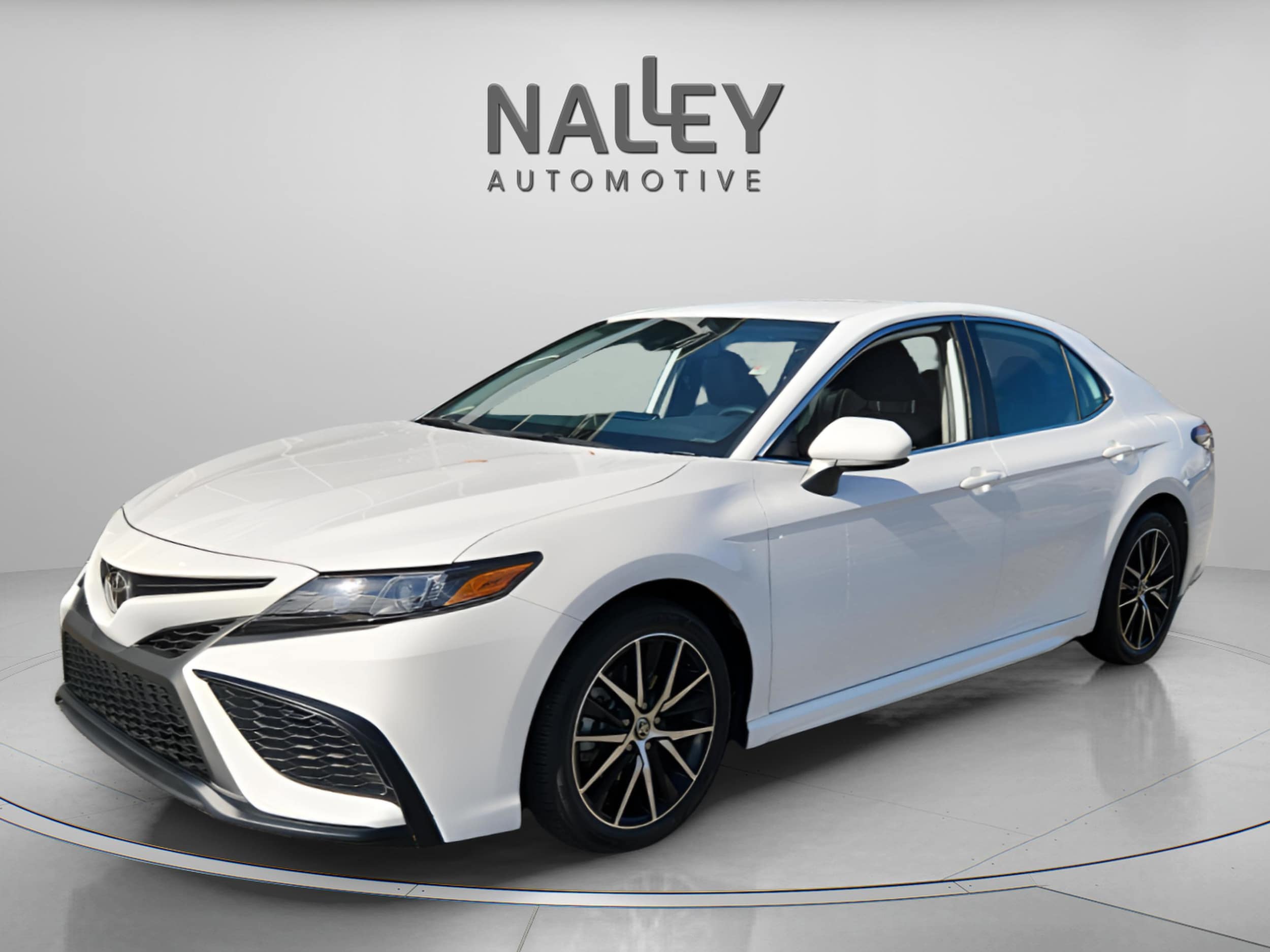 2021 Toyota Camry SE's photo