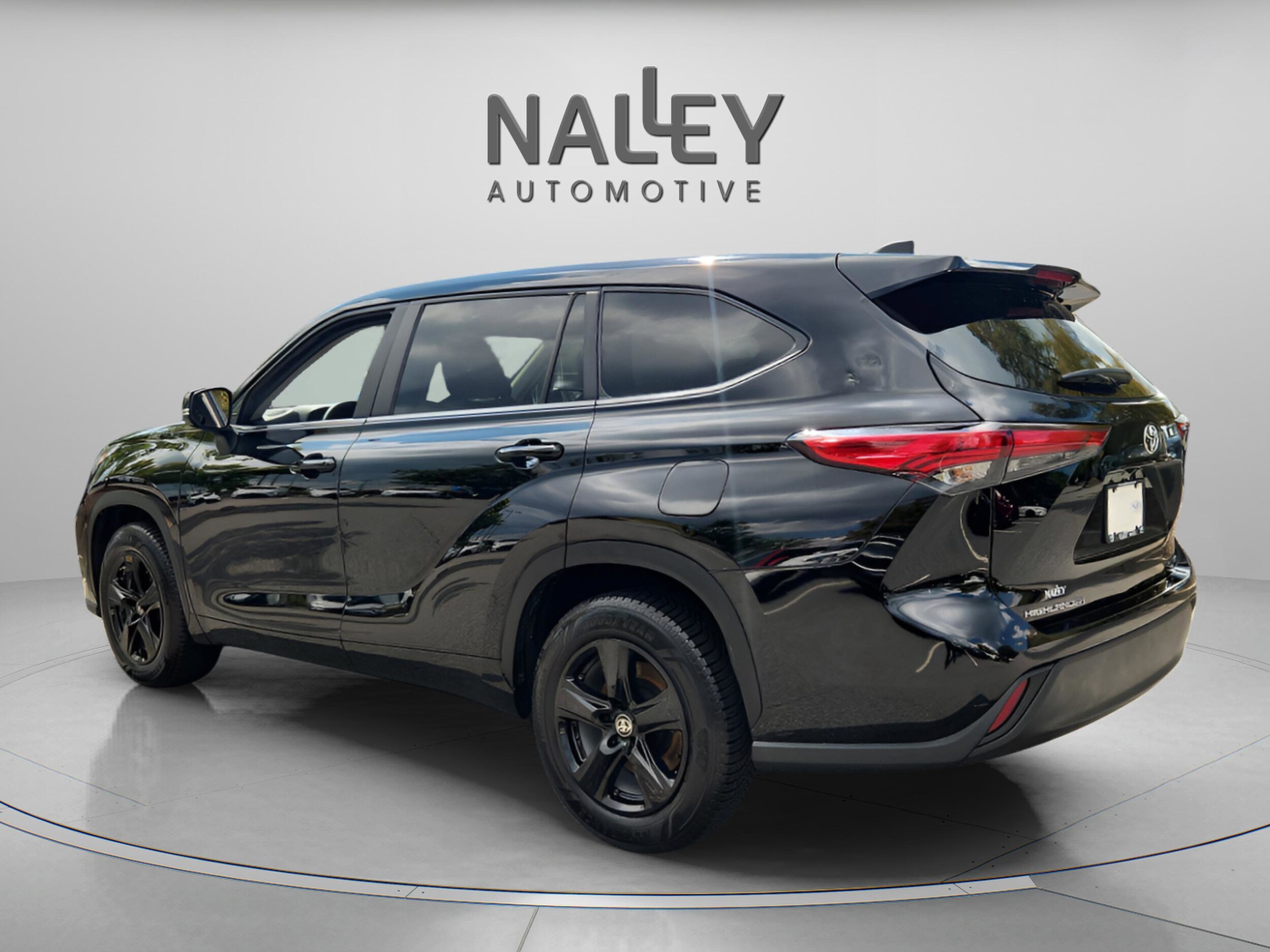 2023 Toyota Highlander LE photo 3