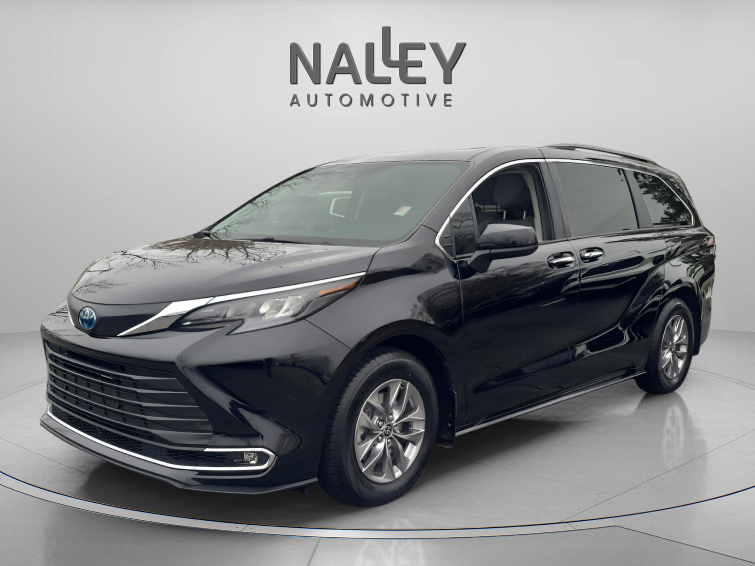 2024 Toyota Sienna XLE's photo