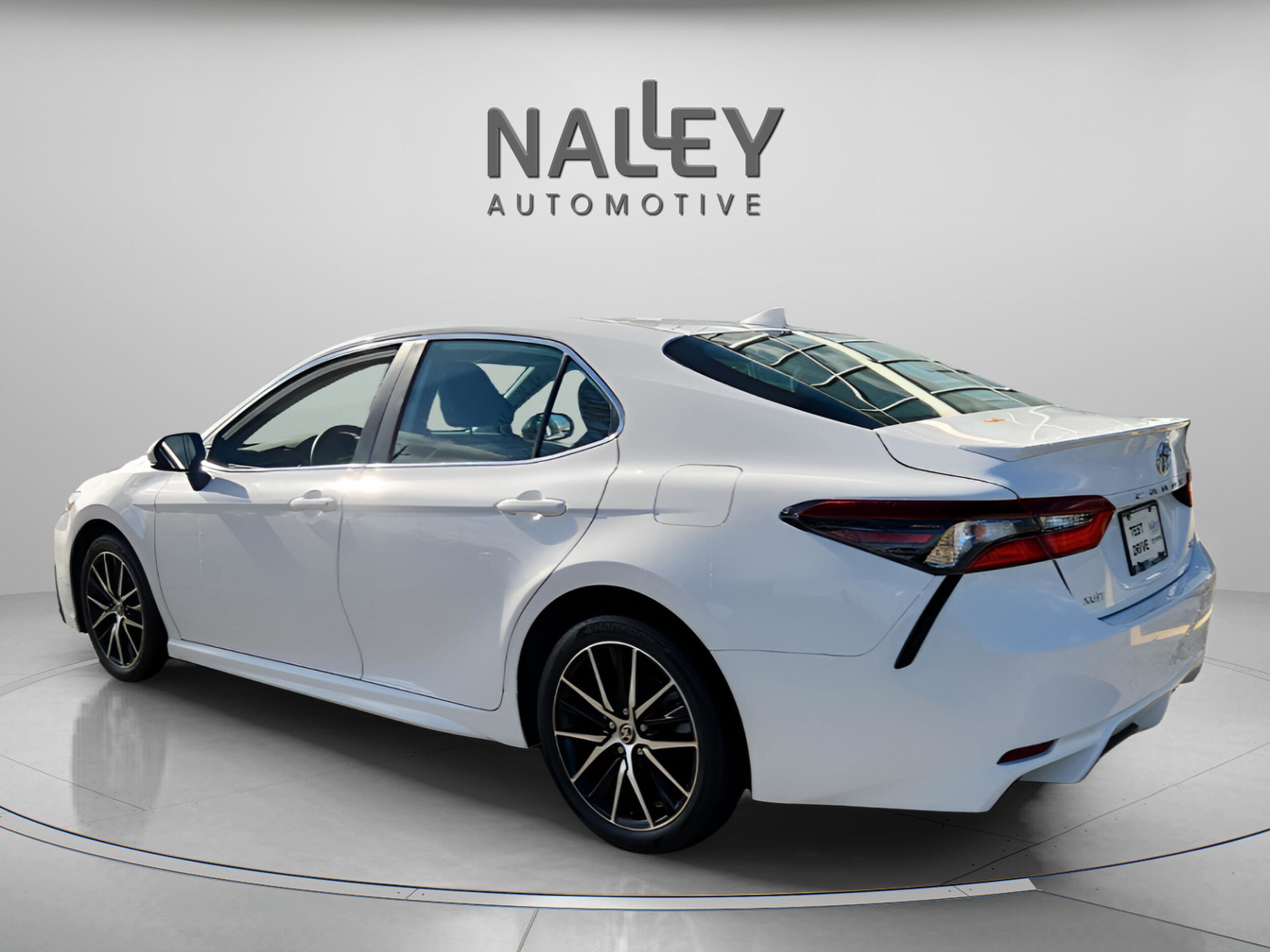 2021 Toyota Camry SE photo 3