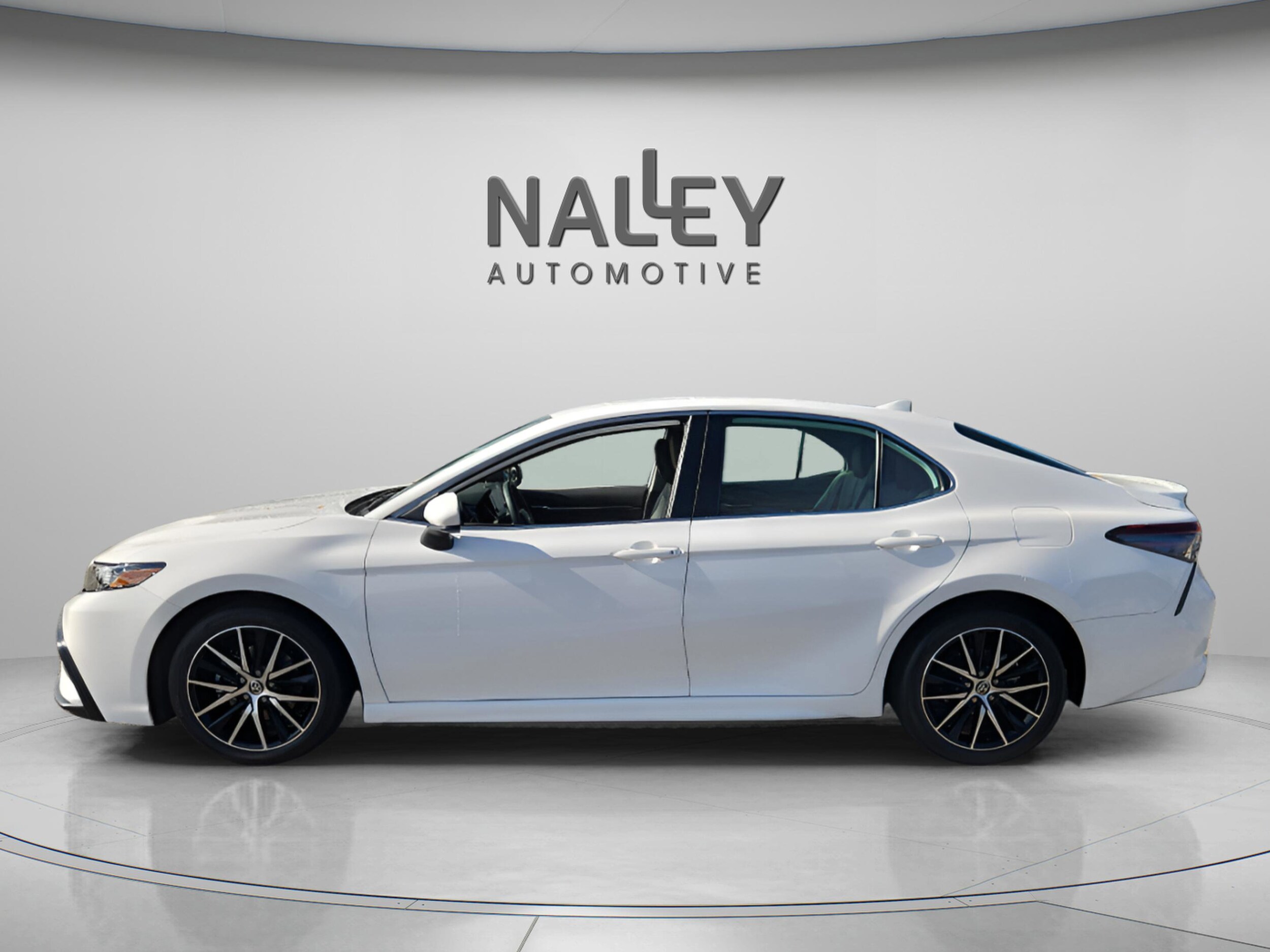 2021 Toyota Camry SE photo 2