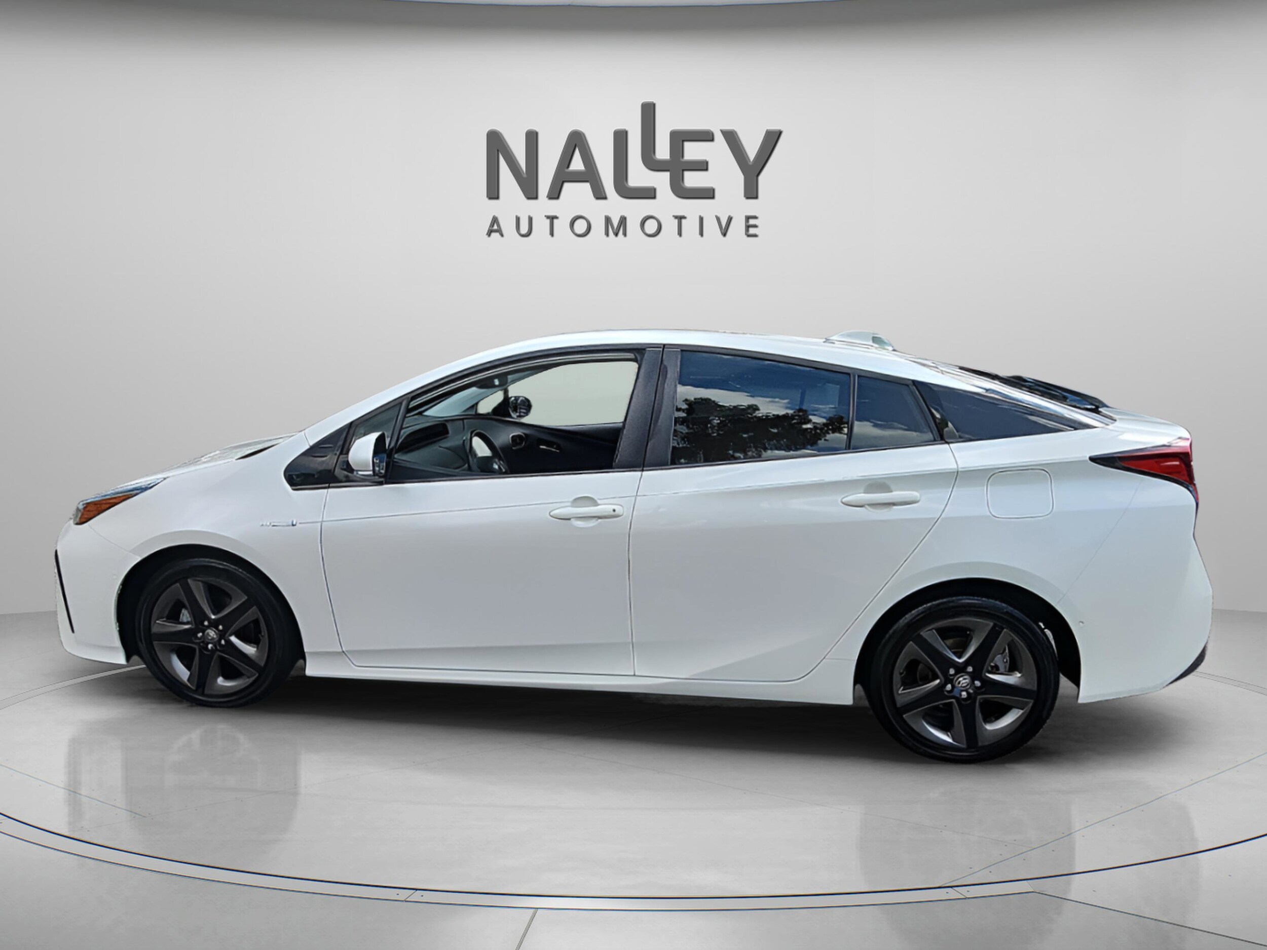 2019 Toyota Prius L Eco photo 2