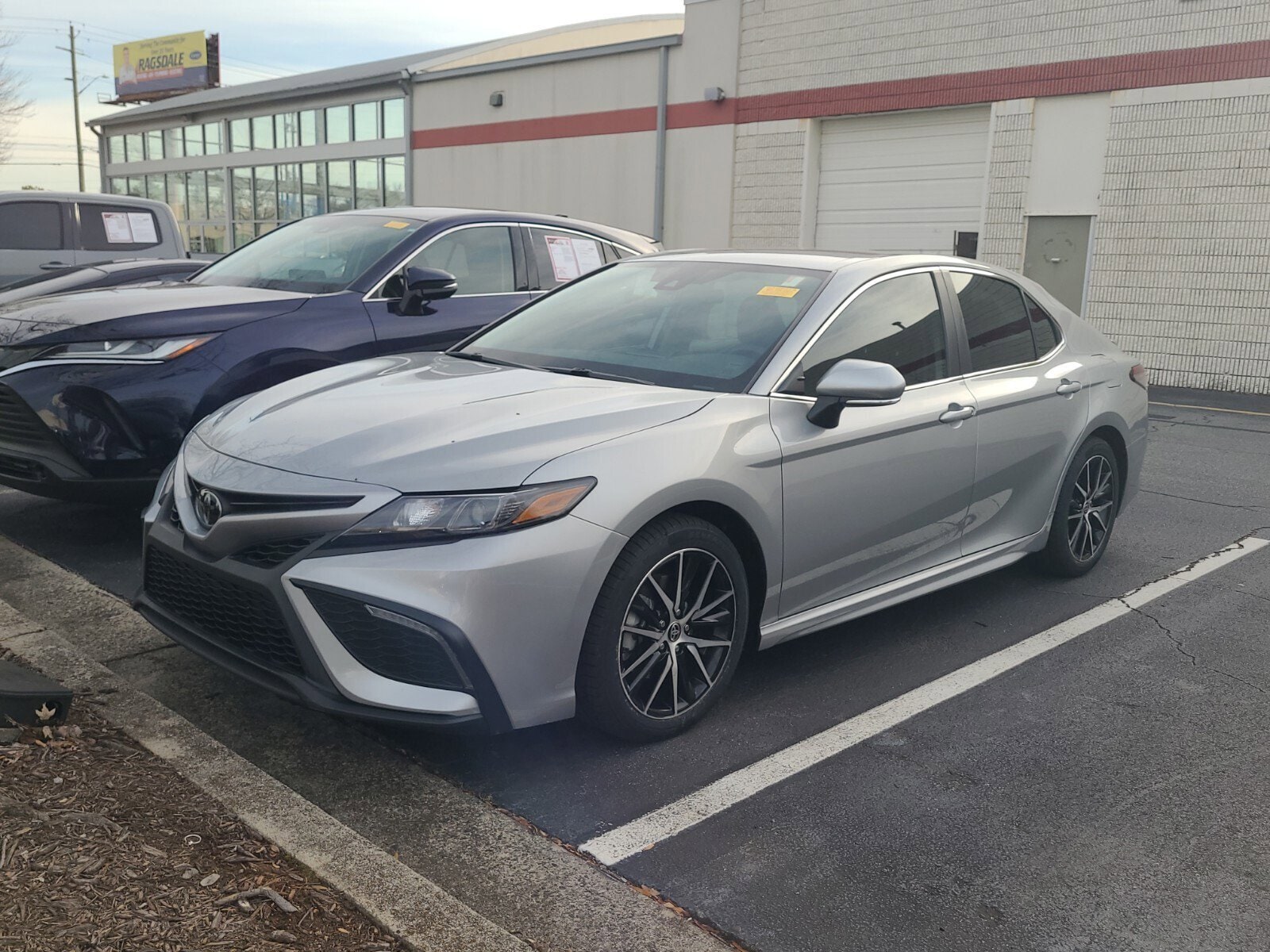 2022 Toyota Camry SE's photo