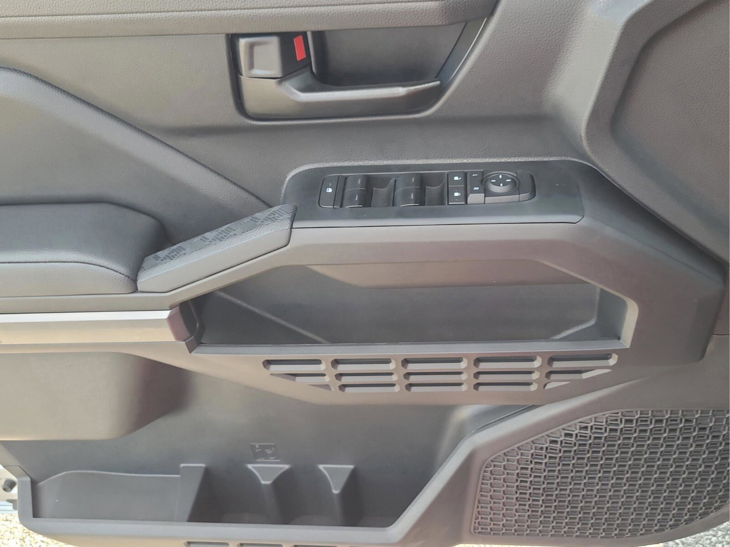 2026 Toyota Tacoma SR5 - Photo 37