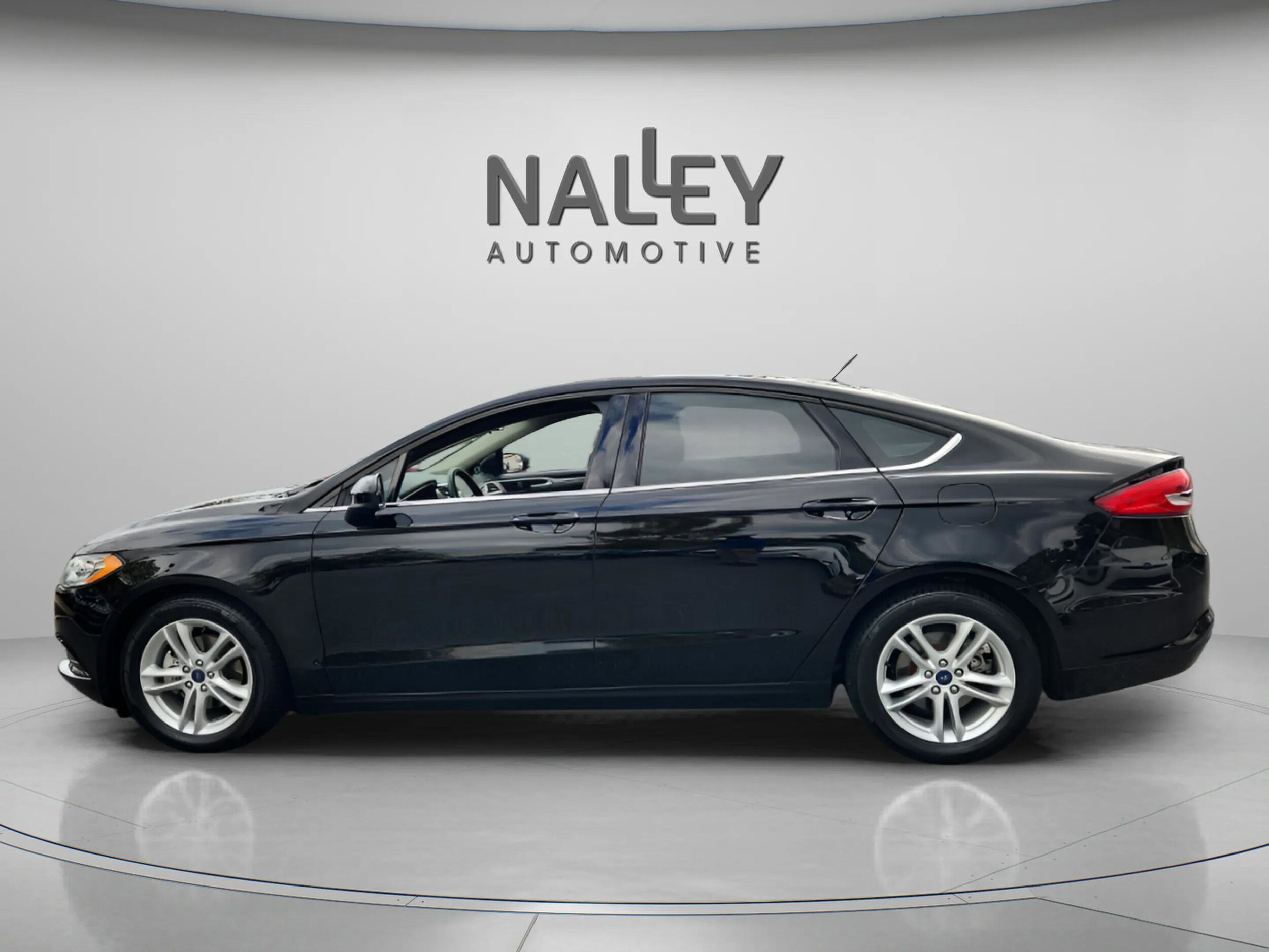 2018 Ford Fusion SE photo 2