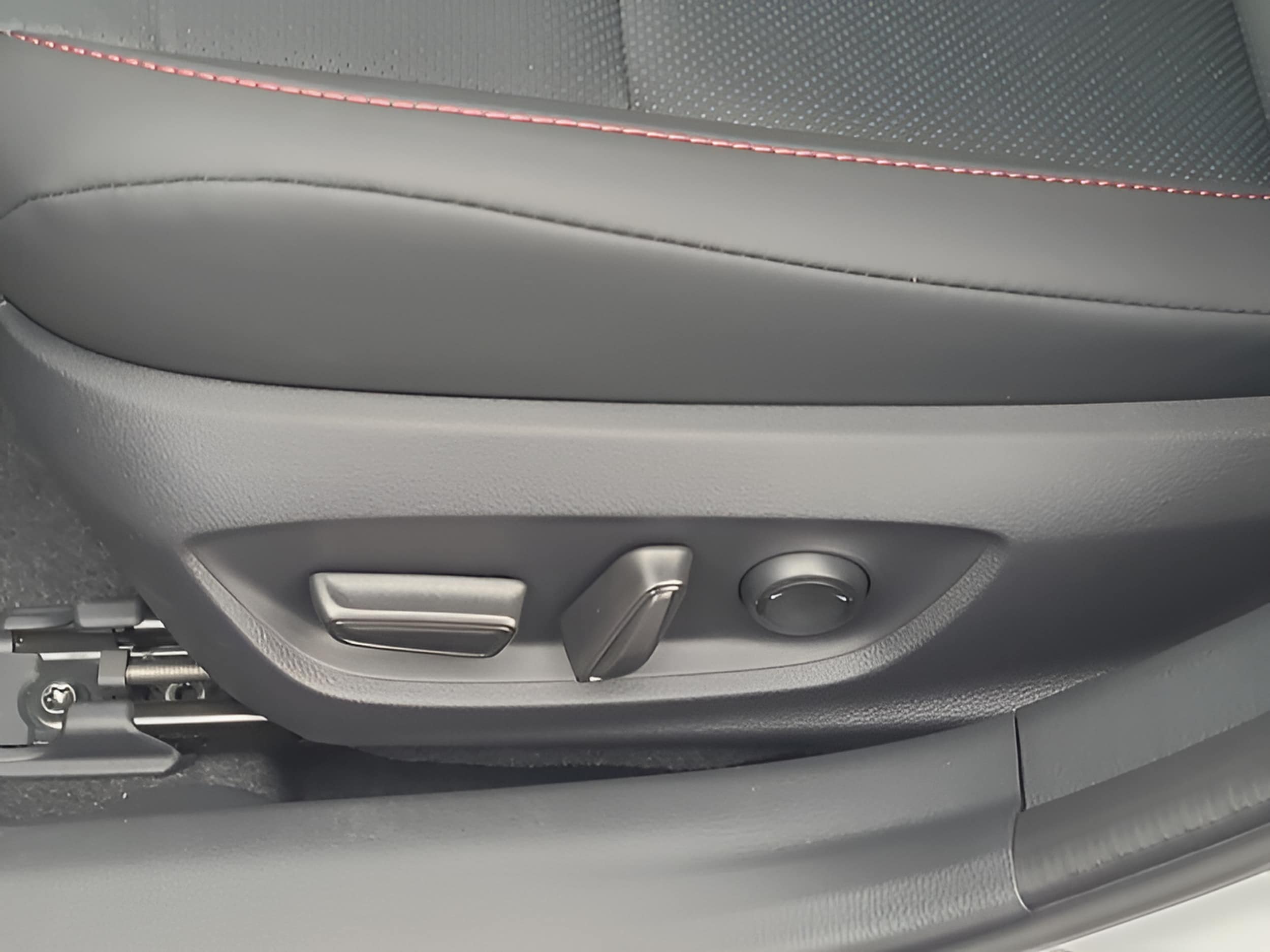 2026 Toyota Prius Plug-in Hybrid XSE - Photo 15
