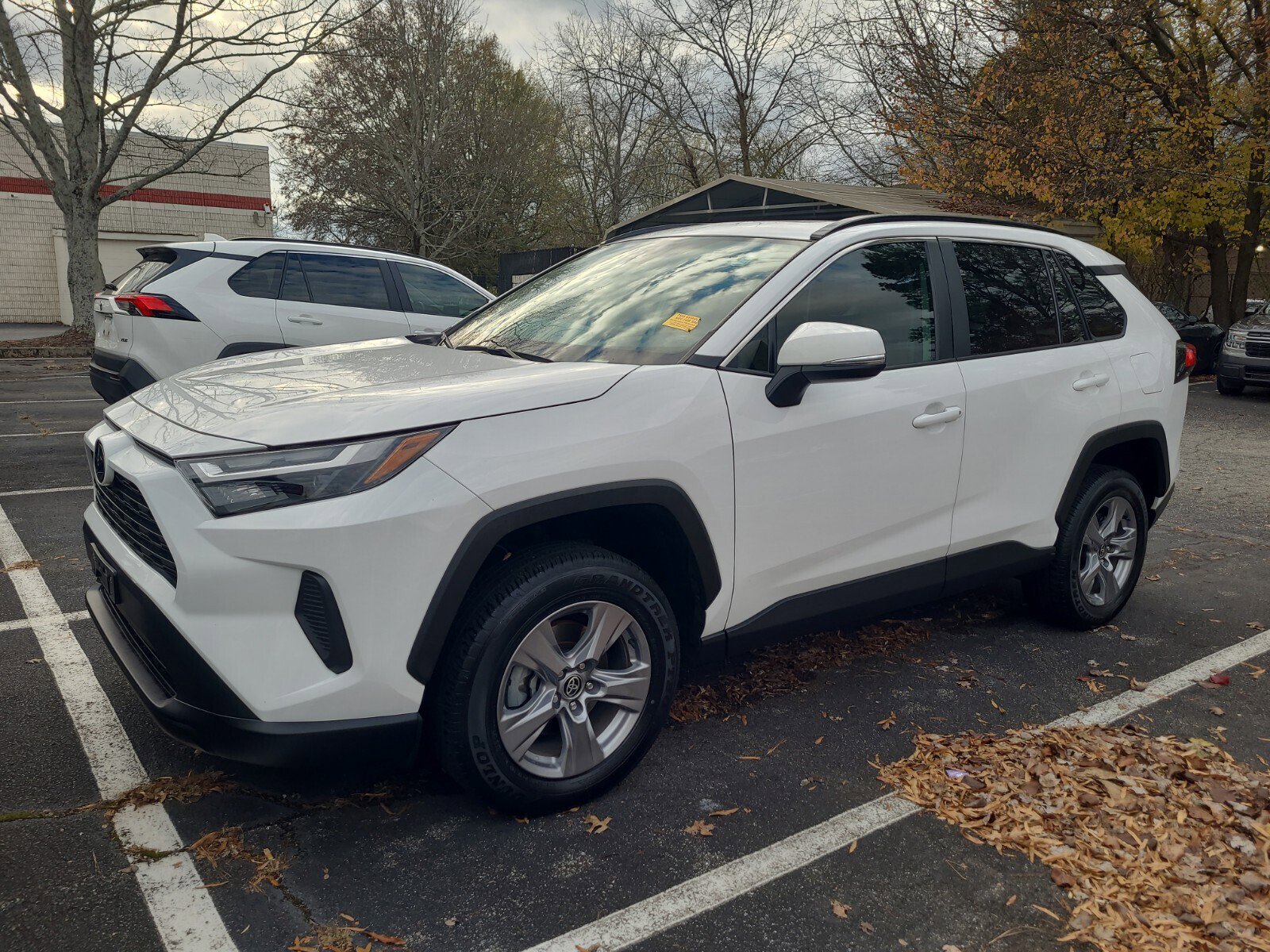 2023 Toyota RAV4 XLE's photo