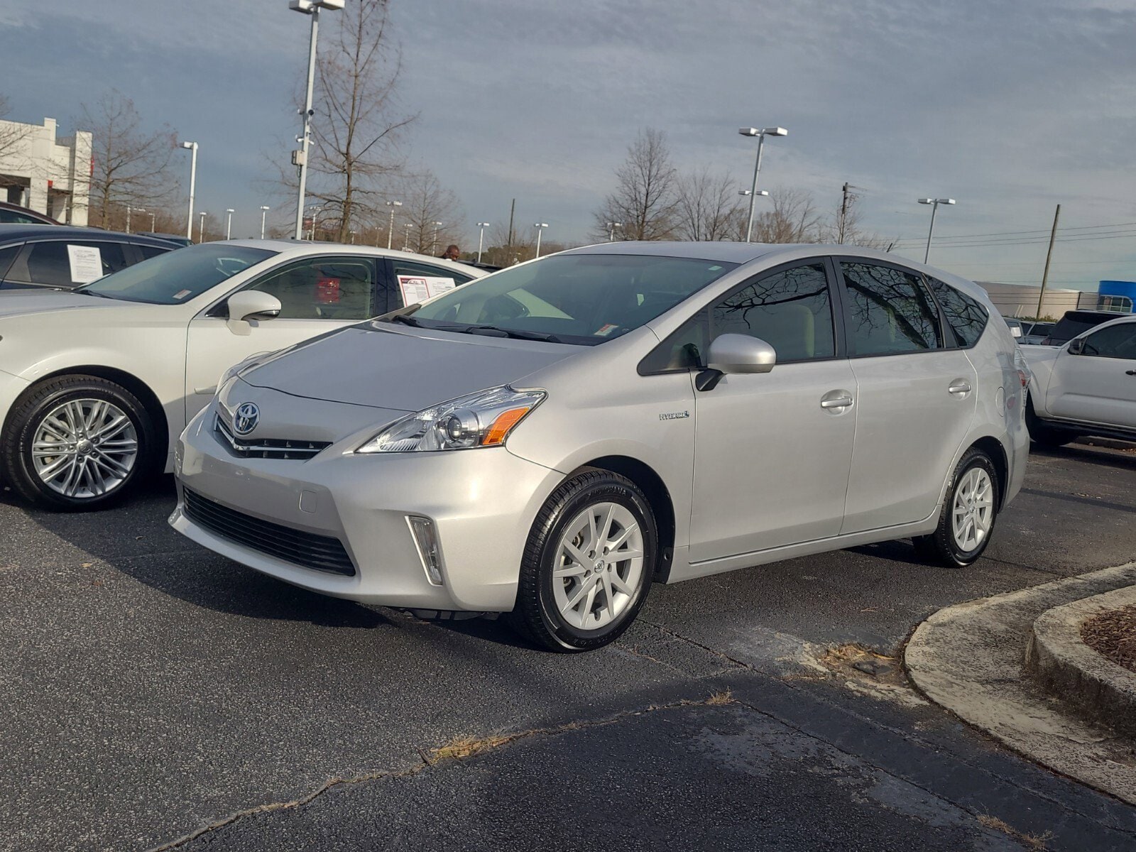 2014 Toyota Prius v Five