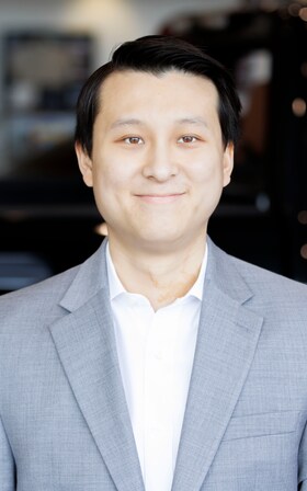 Staff member Kyung Min from ID_008c6e9039fd