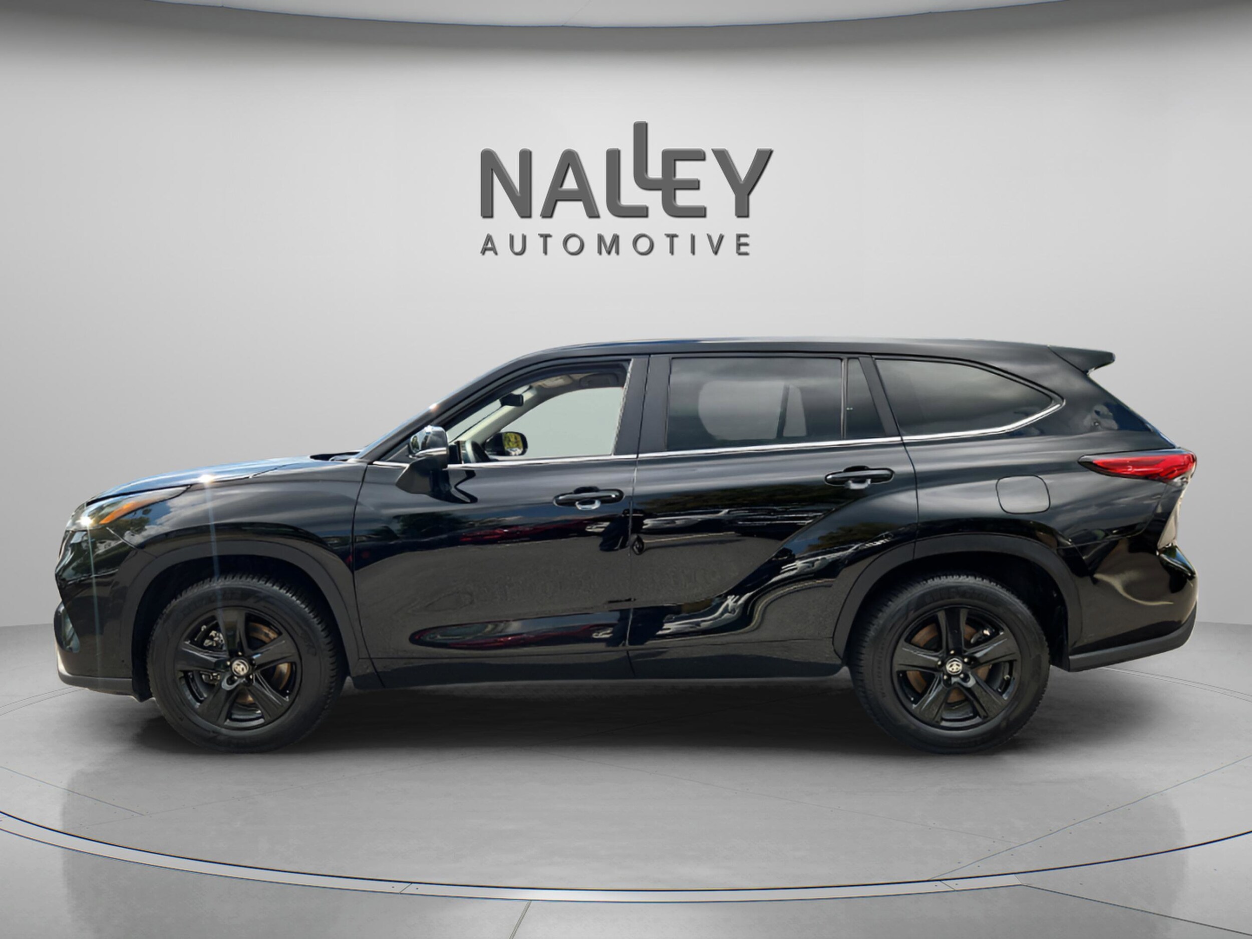 2023 Toyota Highlander LE photo 2