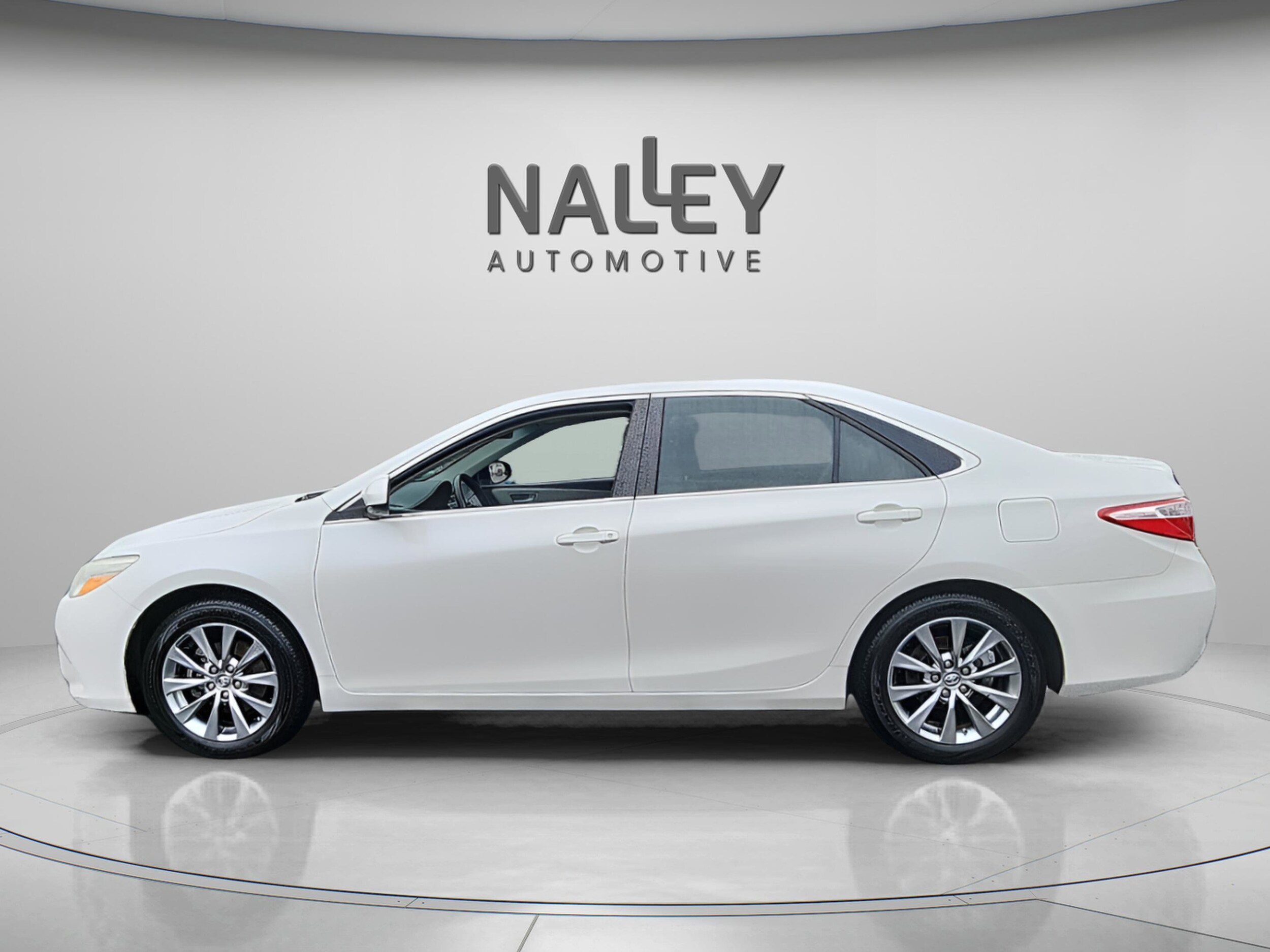 2015 Toyota Camry XLE photo 2