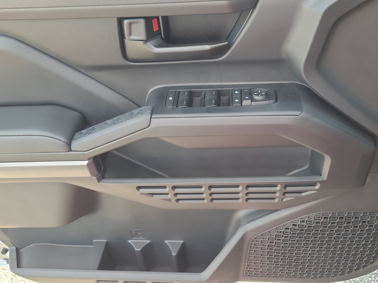 2026 Toyota Tacoma SR5 - Photo 24