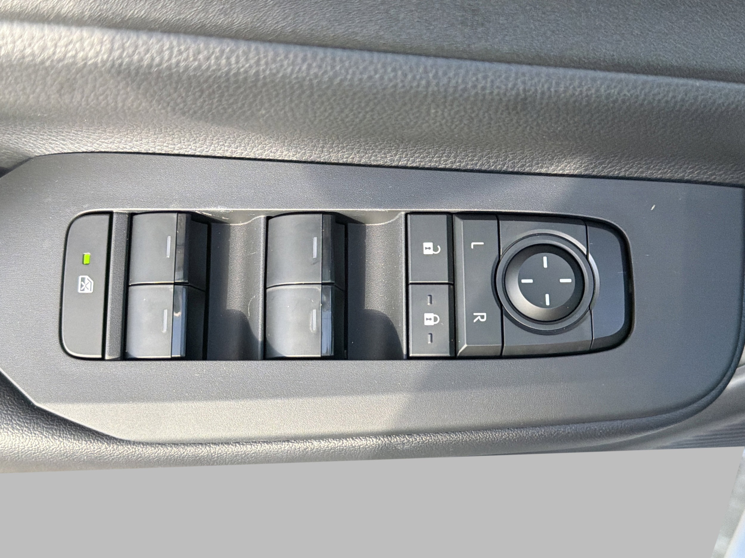 2026 Toyota Prius Plug-in Hybrid SE - Photo 28