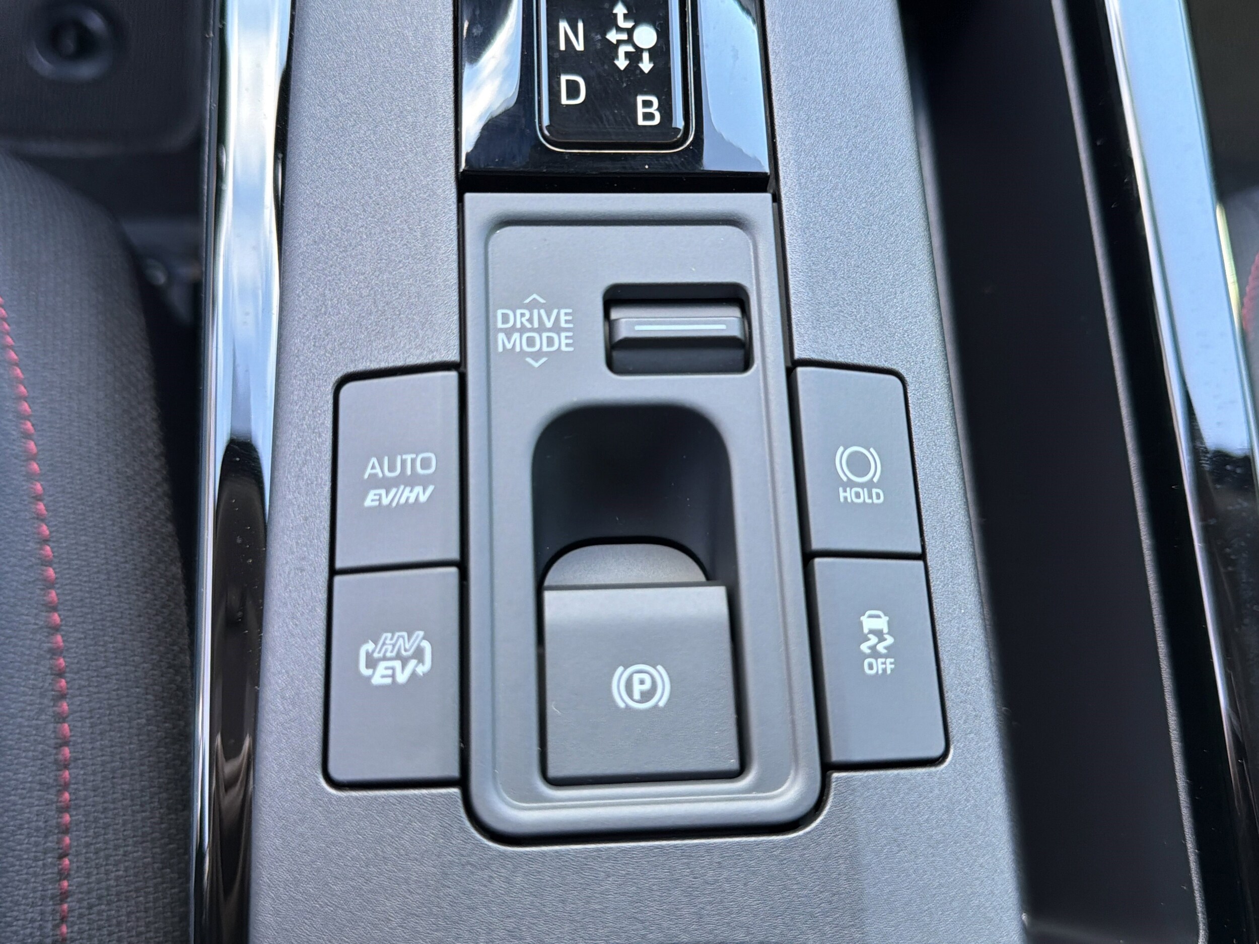 2026 Toyota Prius Plug-in Hybrid SE - Photo 16