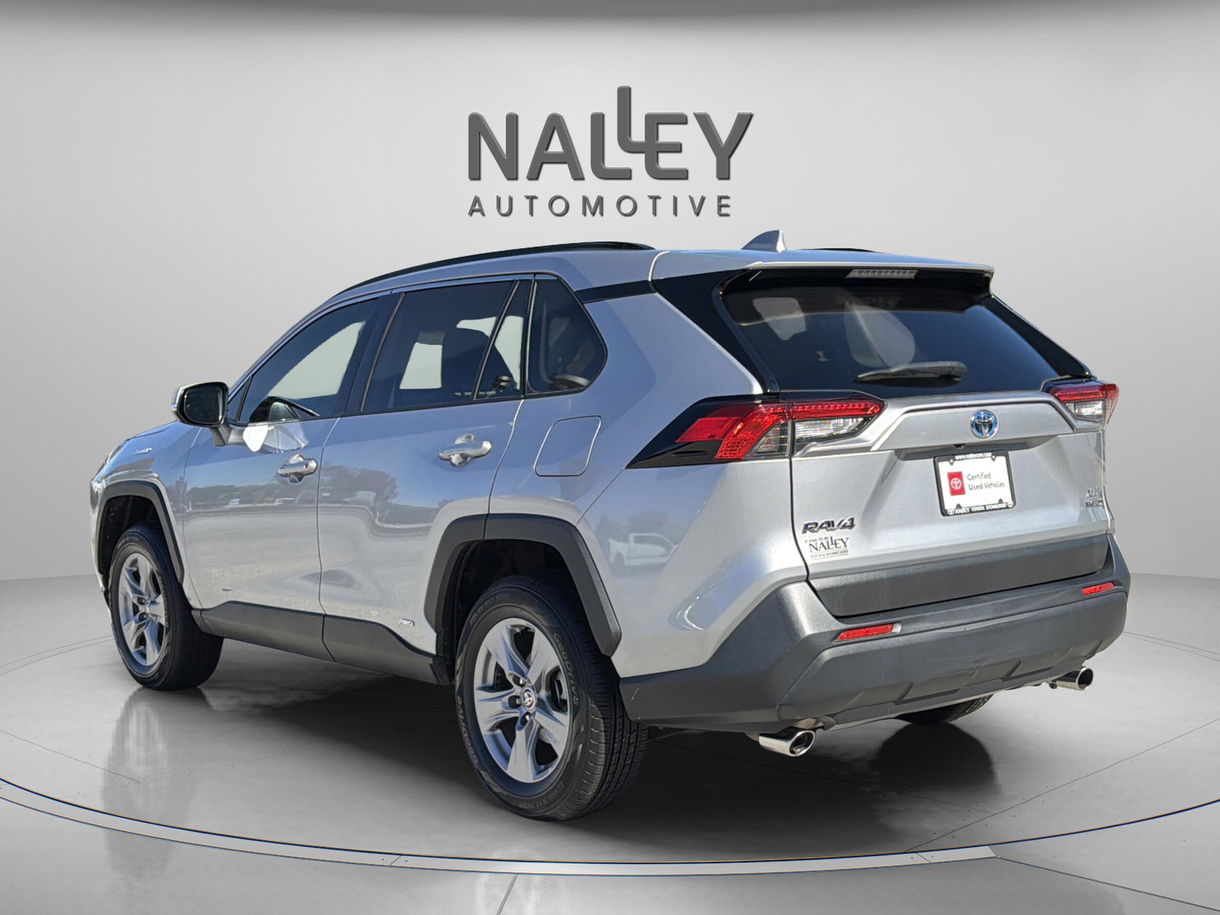 2023 Toyota RAV4 Hybrid XLE photo 3