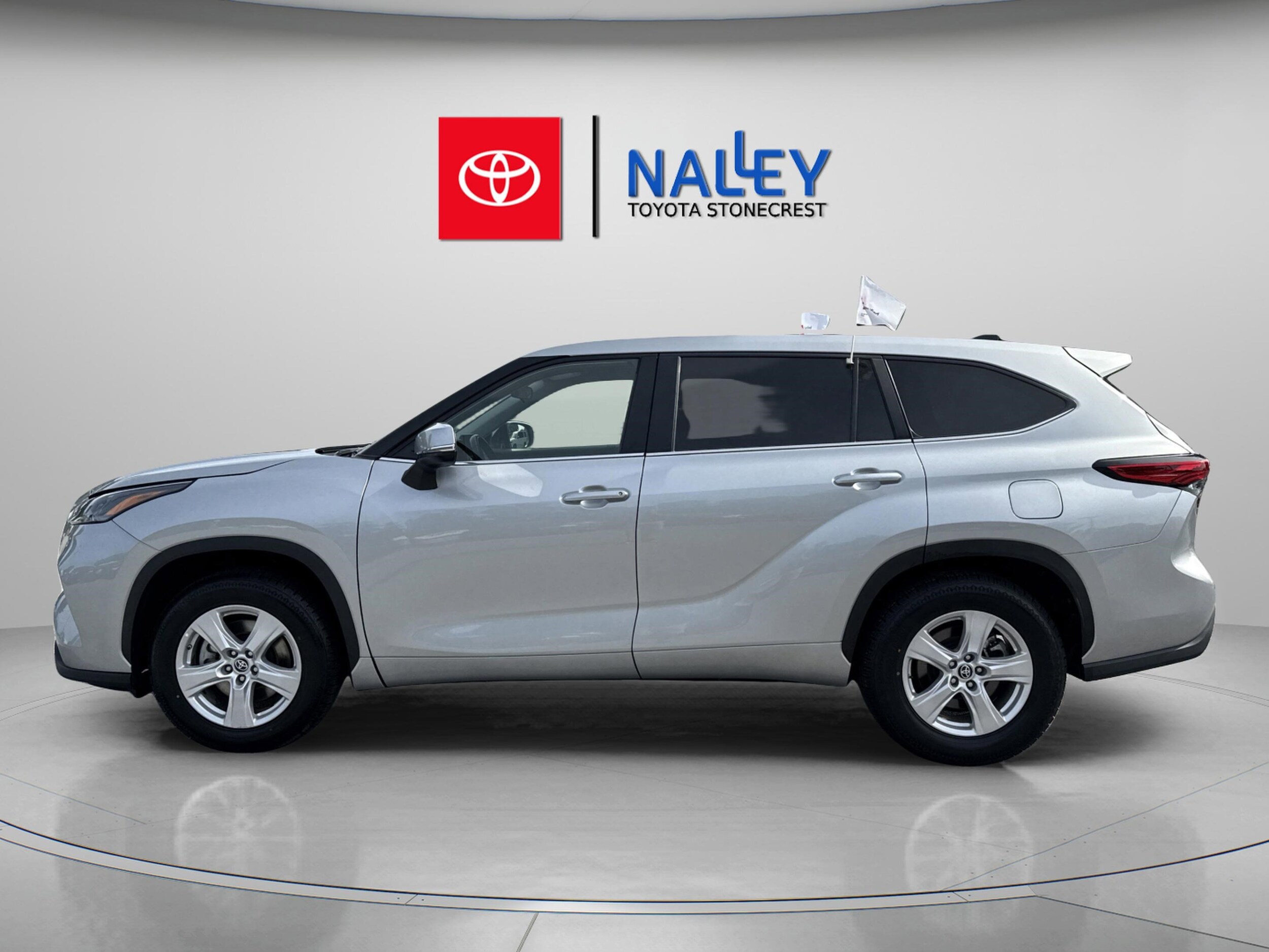 2023 Toyota Highlander LE photo 2