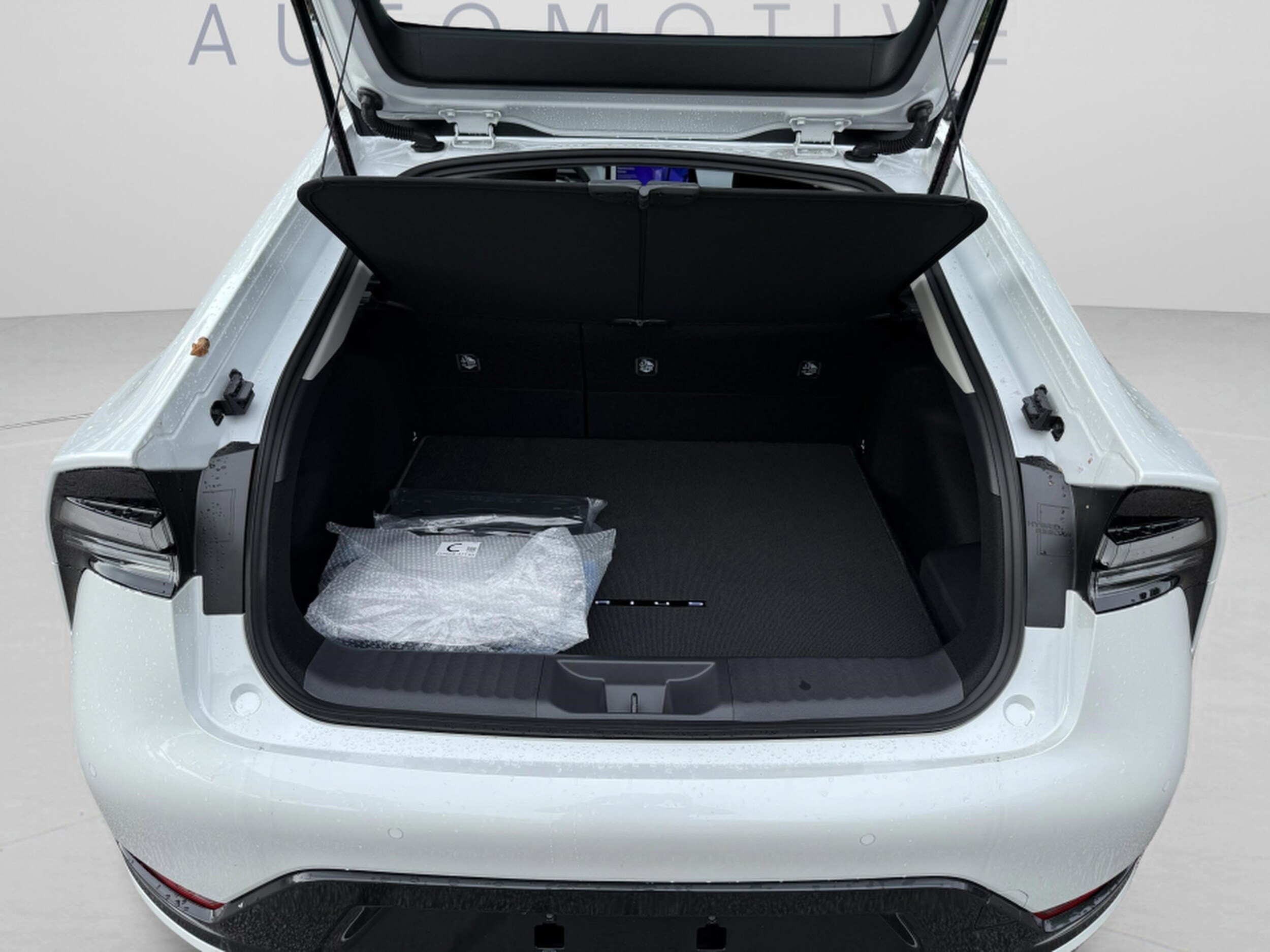 2025 Toyota Prius XSE - Photo 28