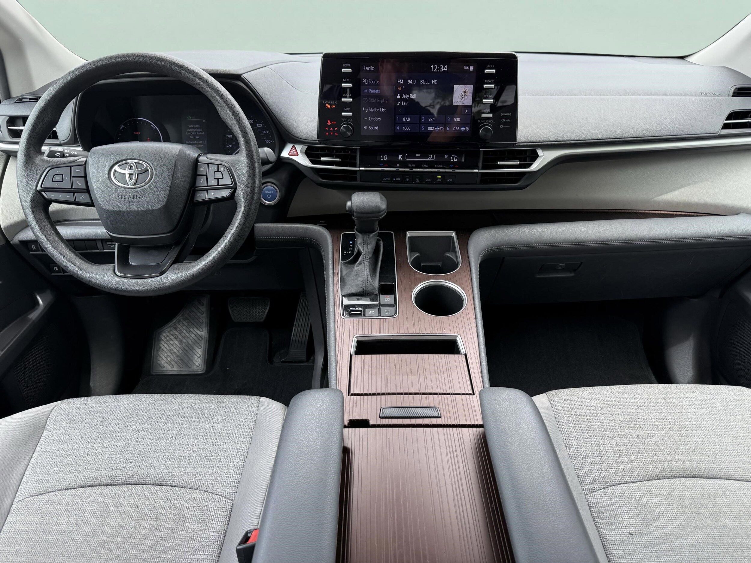 2023 Toyota Sienna LE photo 2