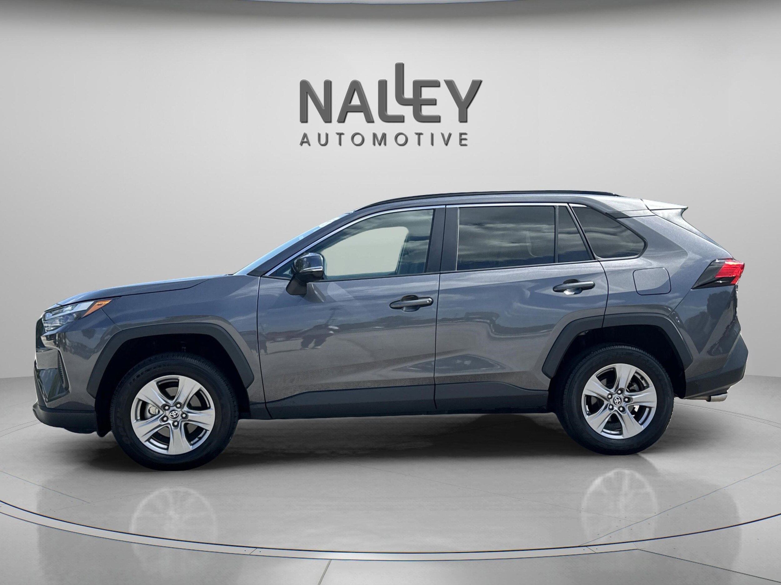 2022 Toyota RAV4 XLE photo 2