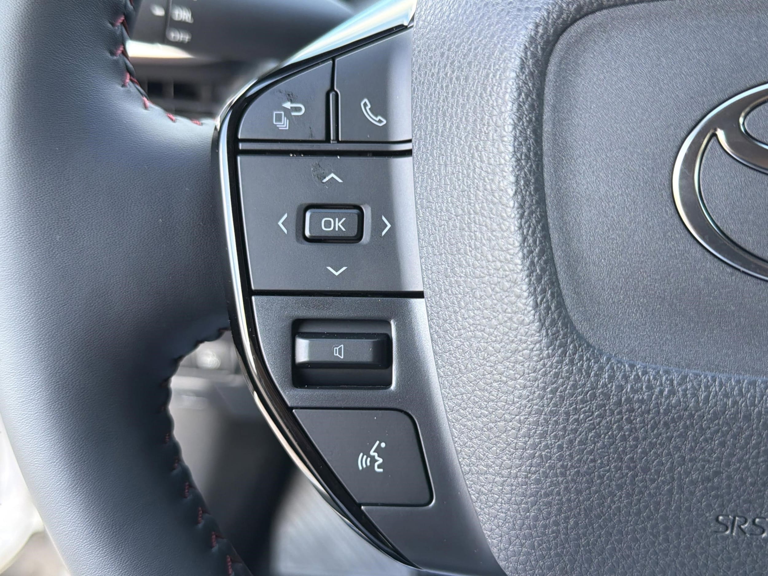 2026 Toyota Prius Plug-in Hybrid SE - Photo 18
