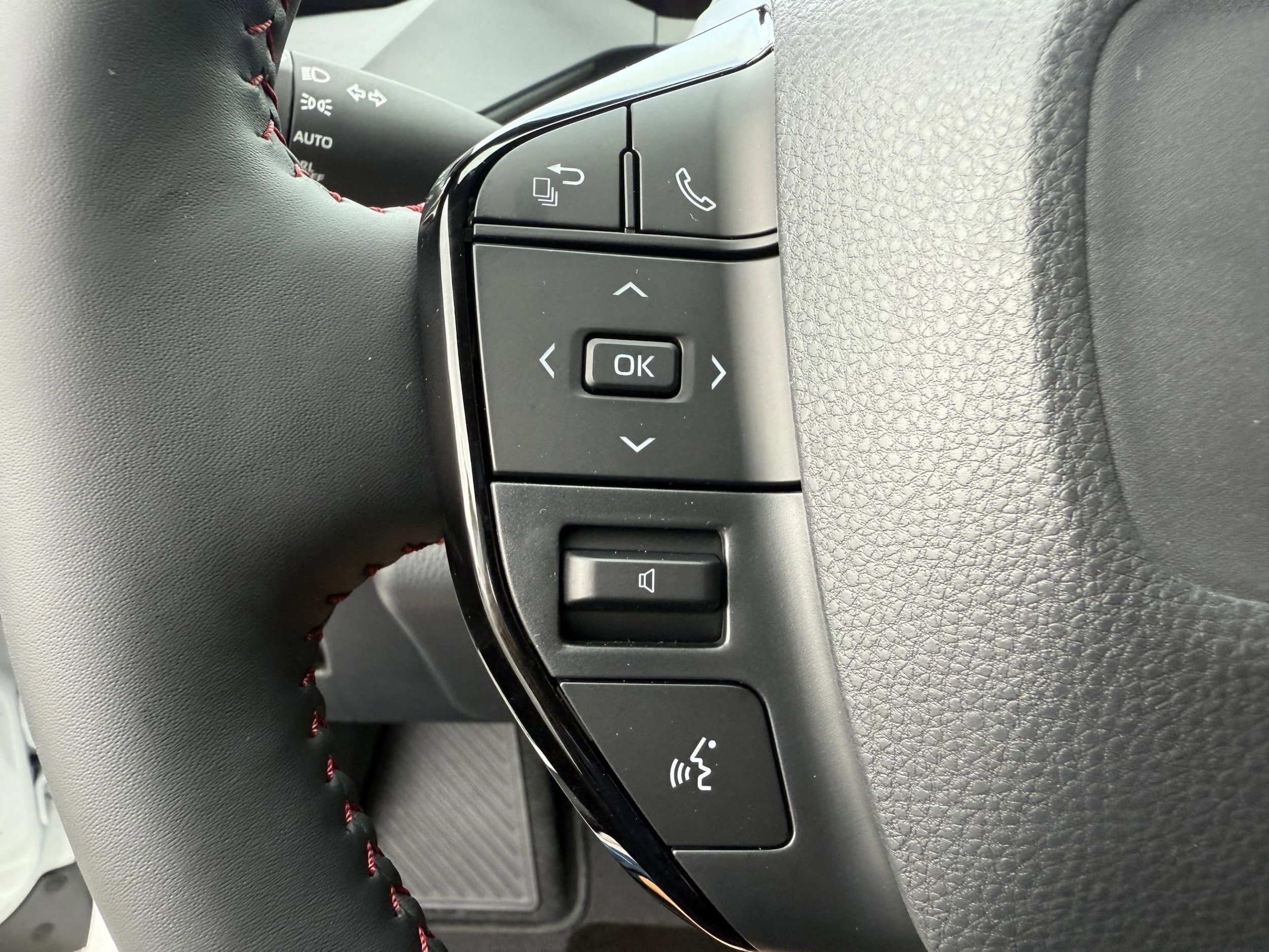 2025 Toyota Prius XSE - Photo 17