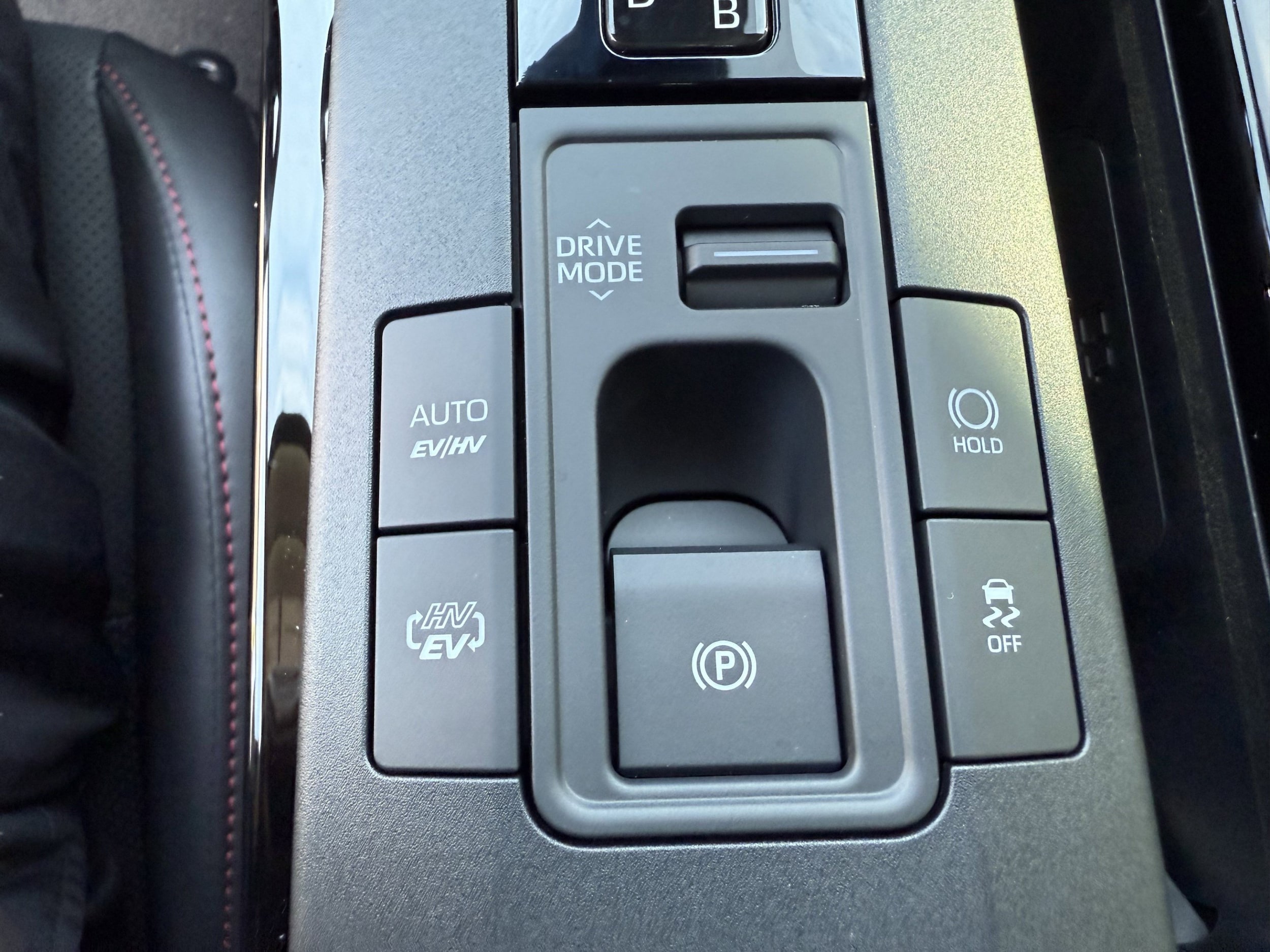 2026 Toyota Prius Plug-in Hybrid XSE - Photo 13