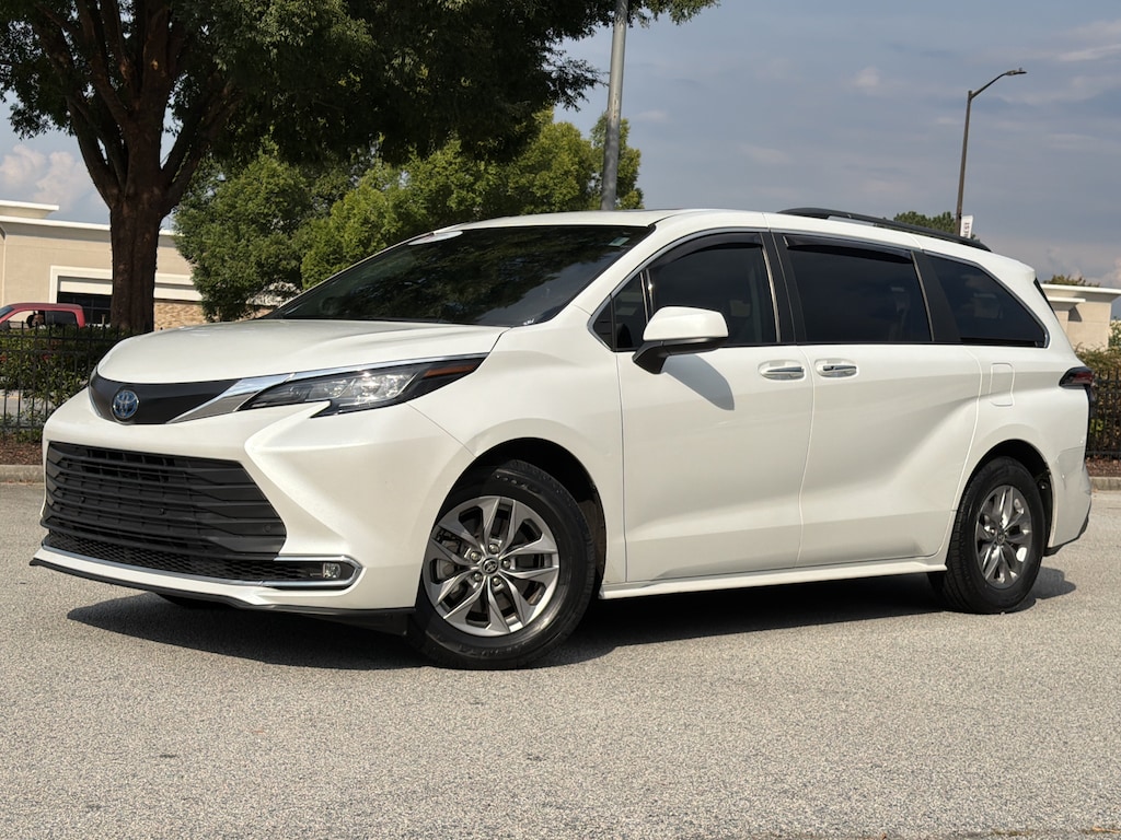 Certified 2022 Toyota Sienna XLE Van Passenger Van