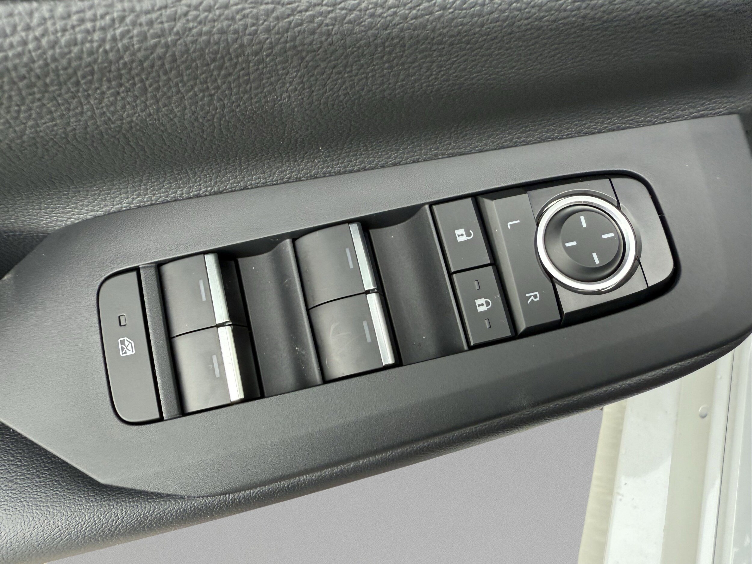2025 Toyota Prius XSE - Photo 21