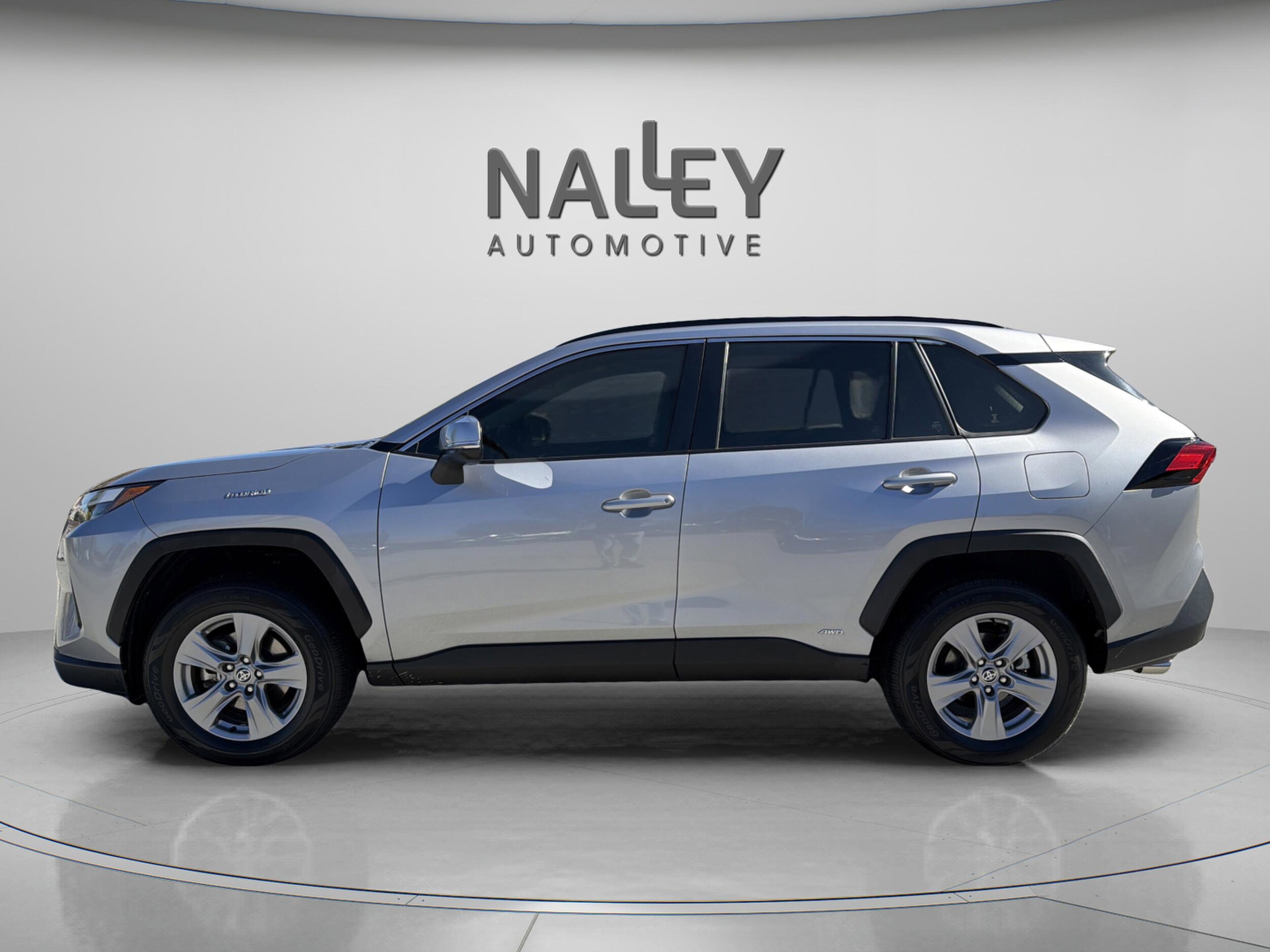 2023 Toyota RAV4 Hybrid XLE photo 2