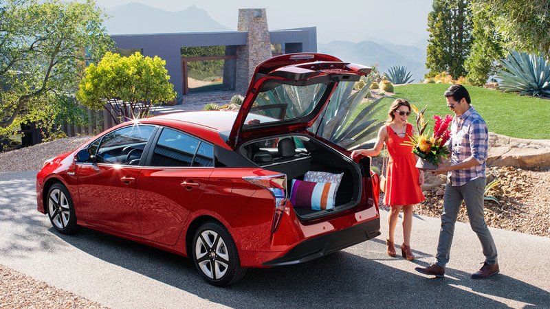 2017-Toyota-Prius-01.jpg