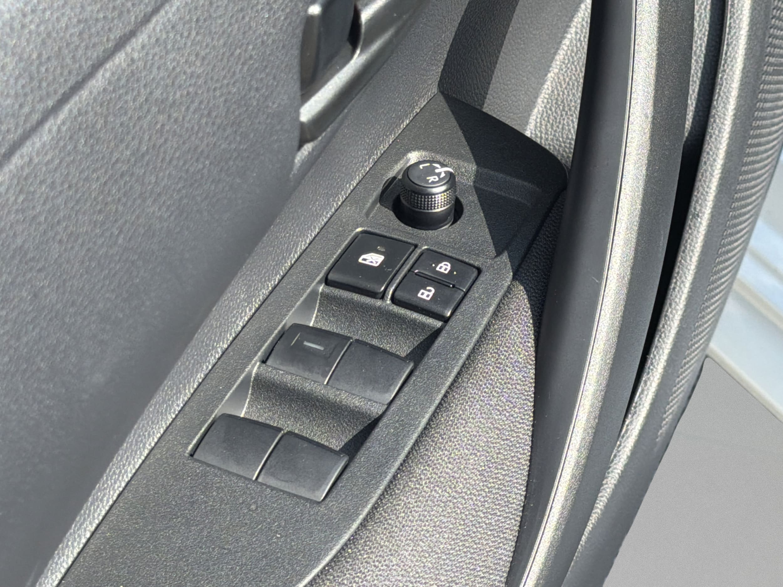 2026 Toyota Corolla LE - Photo 28