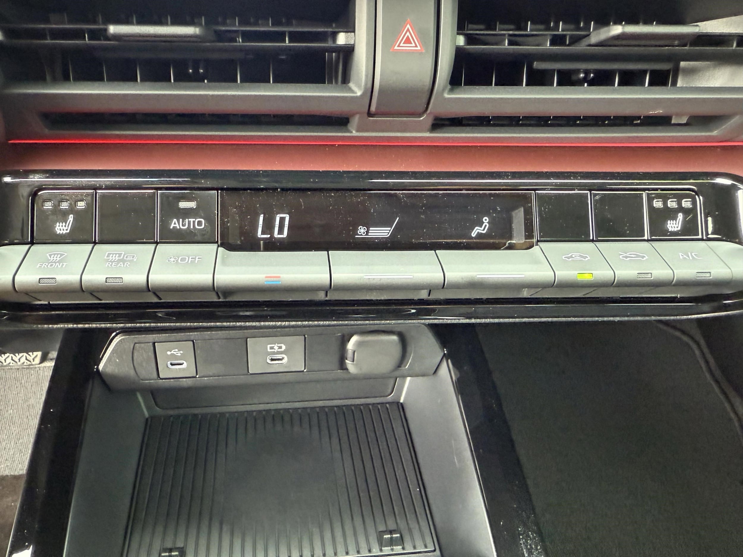 2025 Toyota Prius XSE - Photo 13