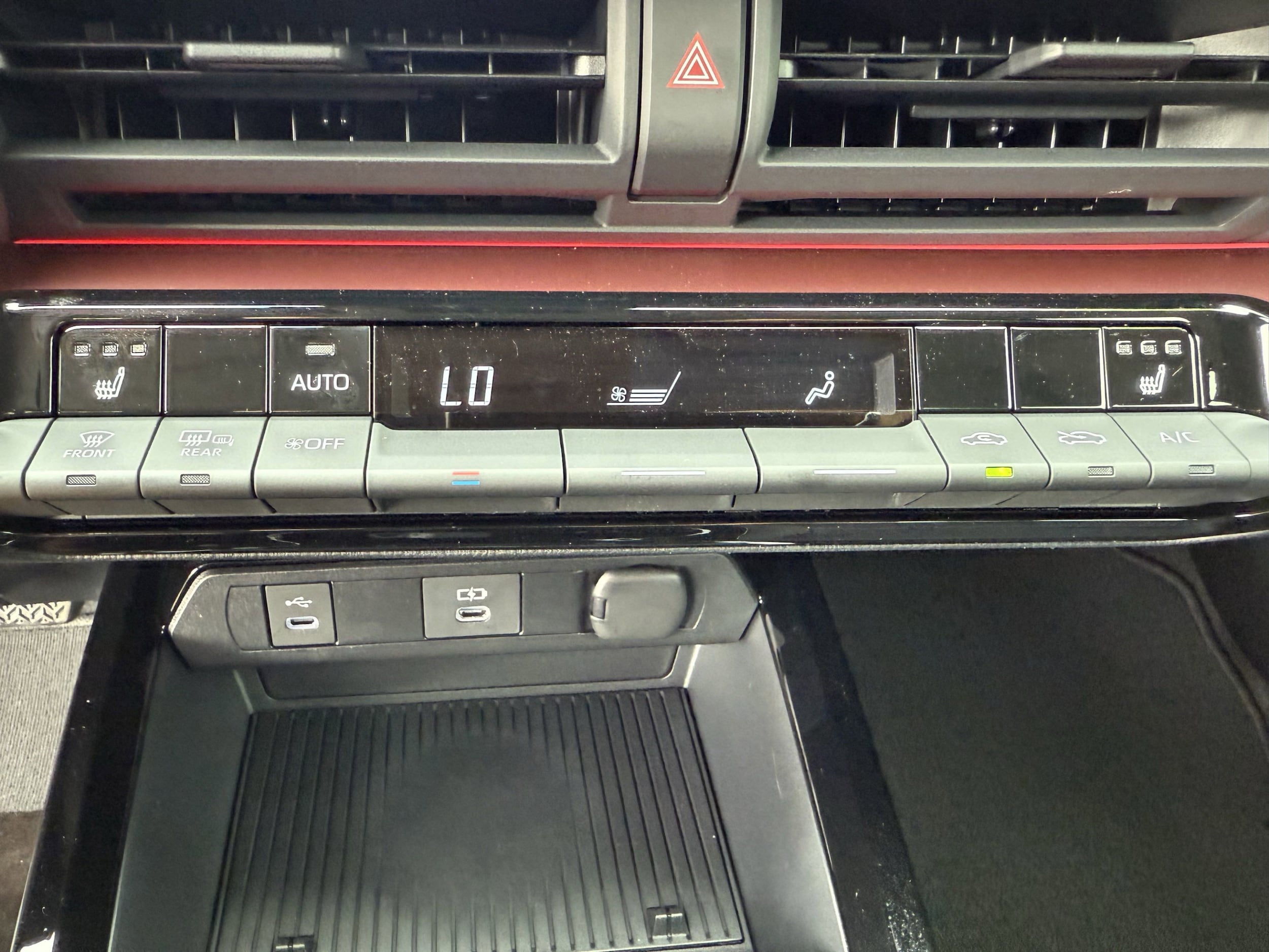 2025 Toyota Prius XSE - Photo 13