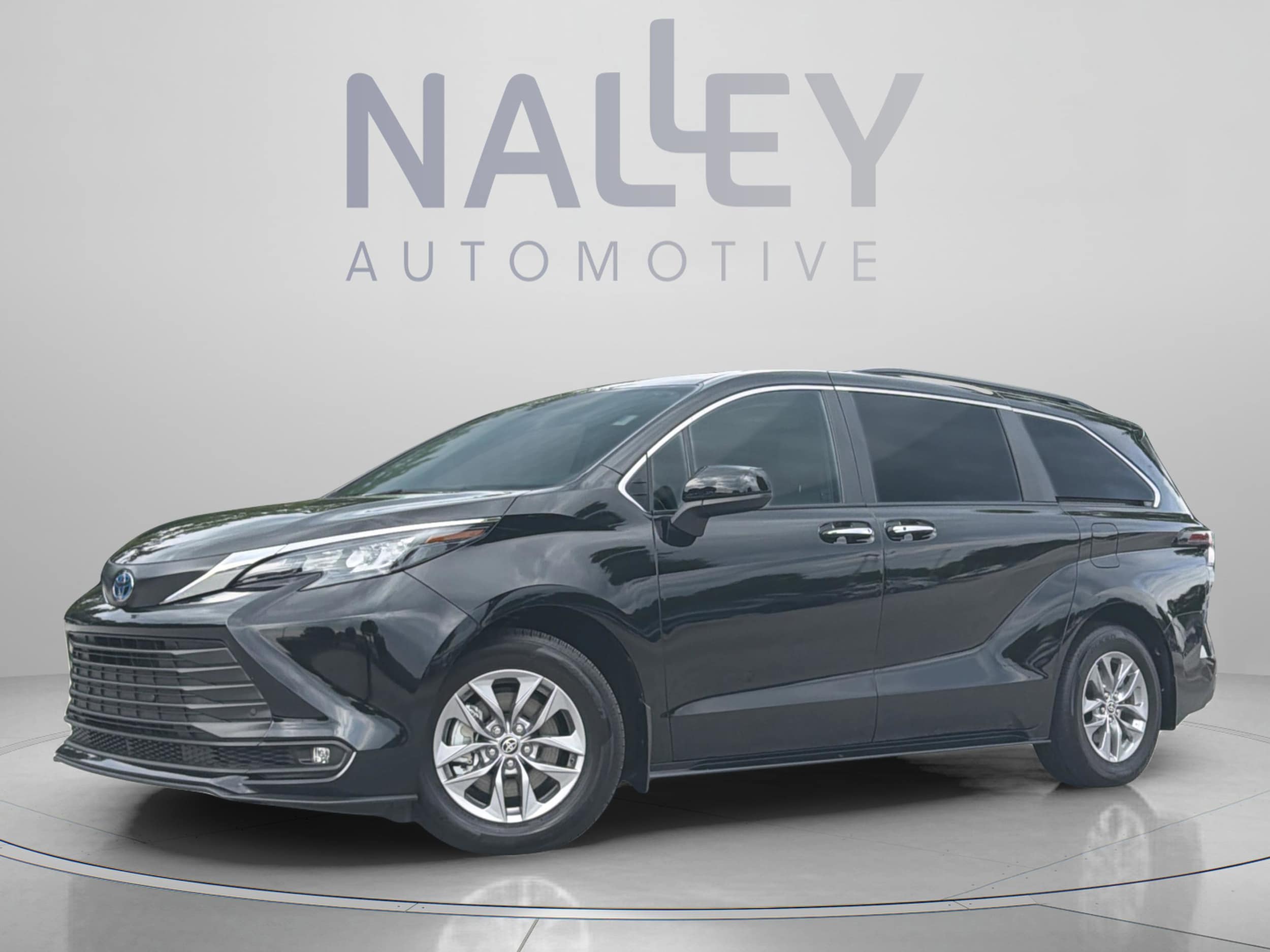 2025 Toyota Sienna XLE 8-Passenger Hybrid FWD's photo